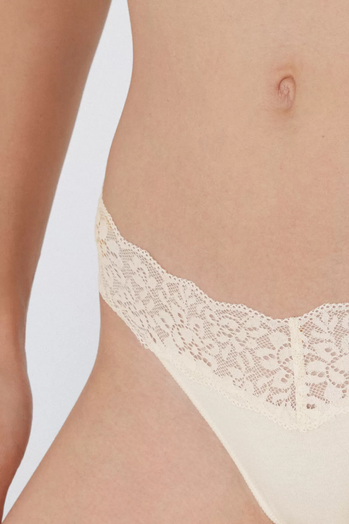 Tezenis Intimo Femminile con Stile Brasiliano: Pizzo Rigenerato e Cotone Sostenibile per un Comfort Naturale