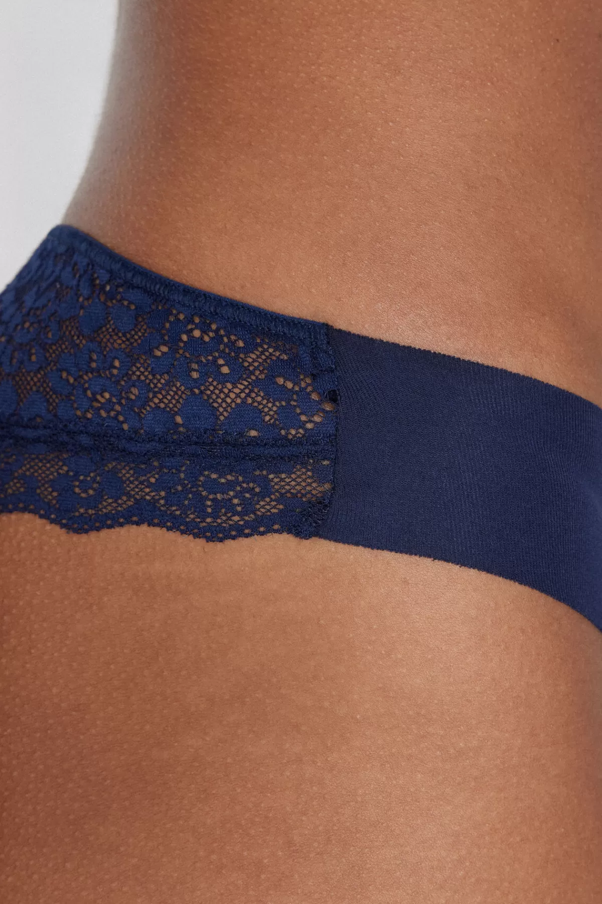 Maglia Donna in Cotone Morbido con Dettaglio Pizzo Eco-Friendly - Taglio Vivo Brasiliano e Design Sostenibile