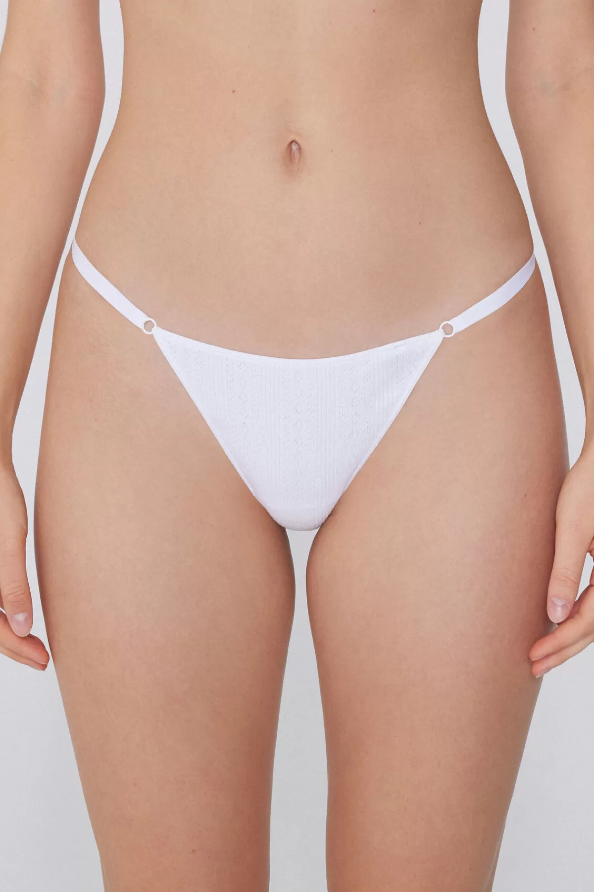 Tanga in Cotone Brasiliano con Scollo Laterale e Lavorazione Traforata
