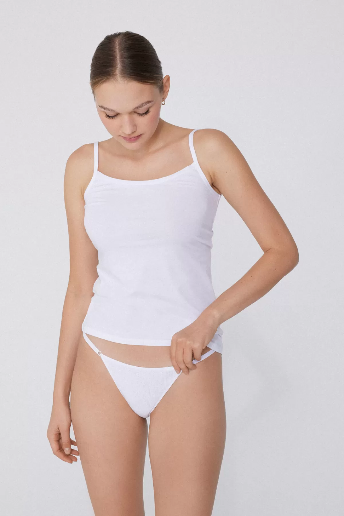 Tanga in Cotone Brasiliano con Scollo Laterale e Lavorazione Traforata
