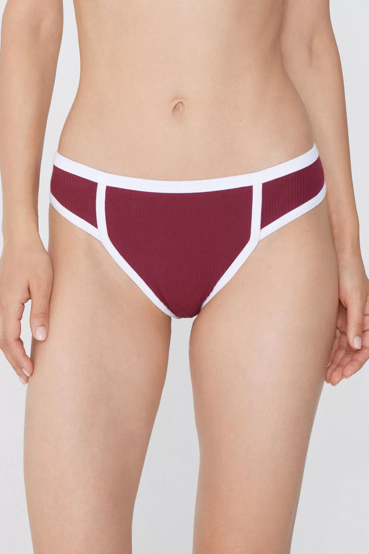 Maglietta canotta donna Tezenis in cotone morbido con scollo a costine e finiture piping - Stile Brasiliano perfetta per l'estate