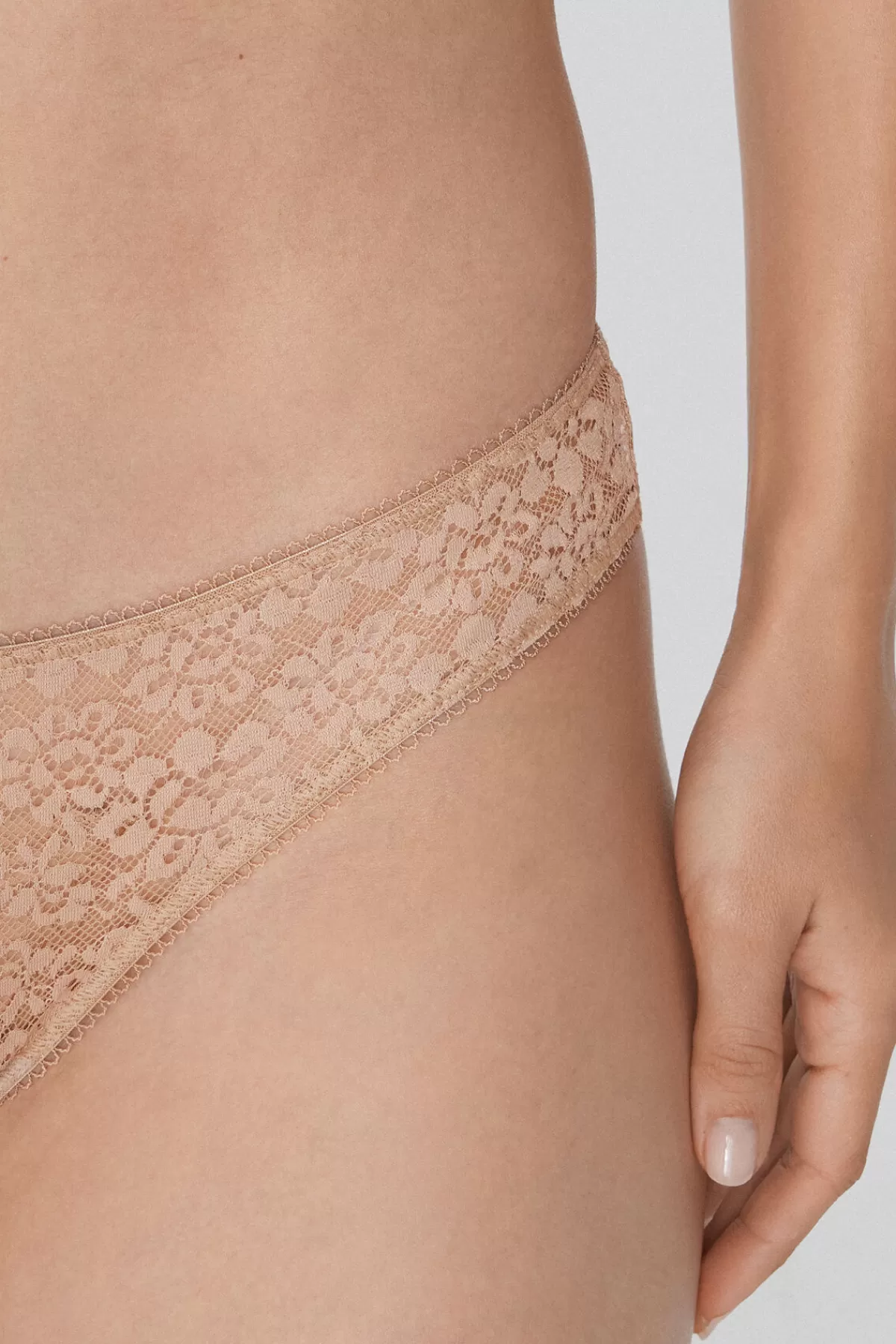 Tezenis Brasiliano: Intimo Femminile in Pizzo Rigenerato con Tocco Eco-Chic