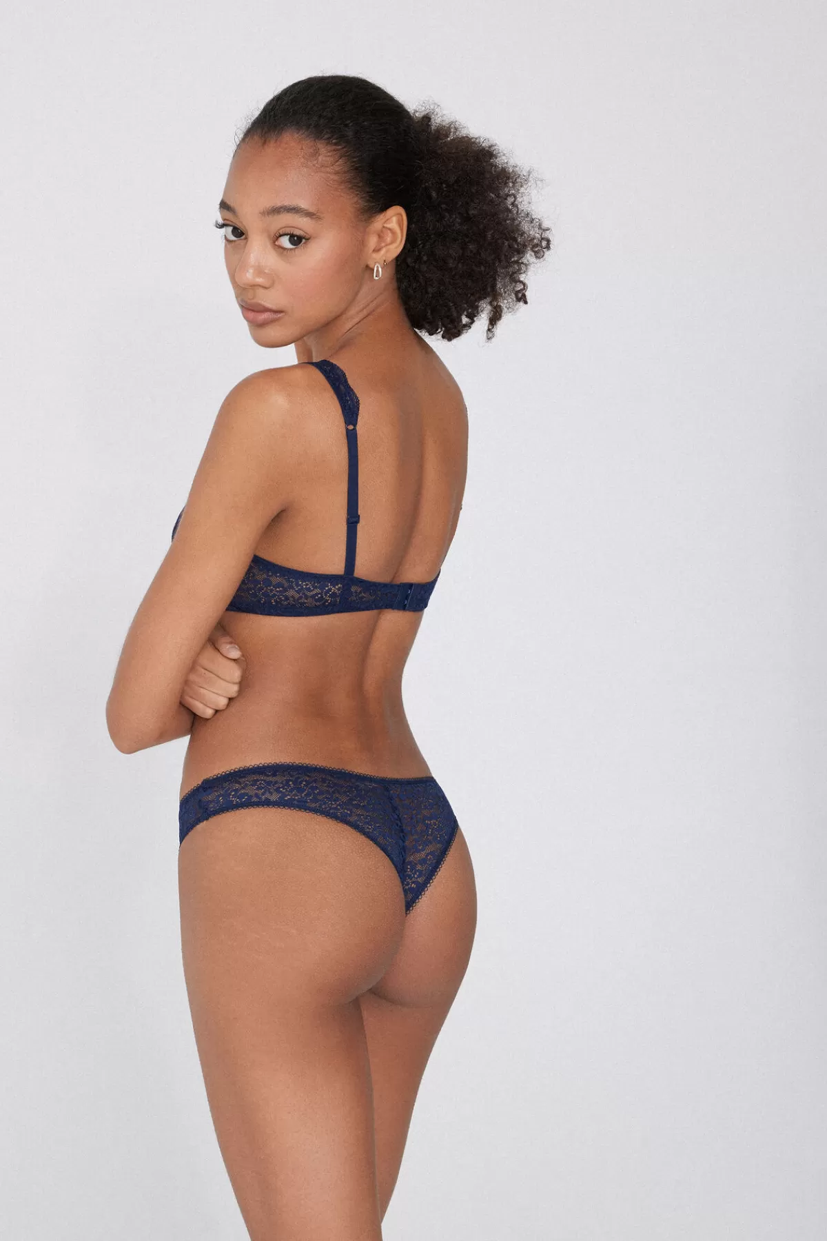 Intimo Femminile Eco-Chic con Pizzo Riciclato - Collezione Brasiliana per Conforto Senza Pari 

(：，