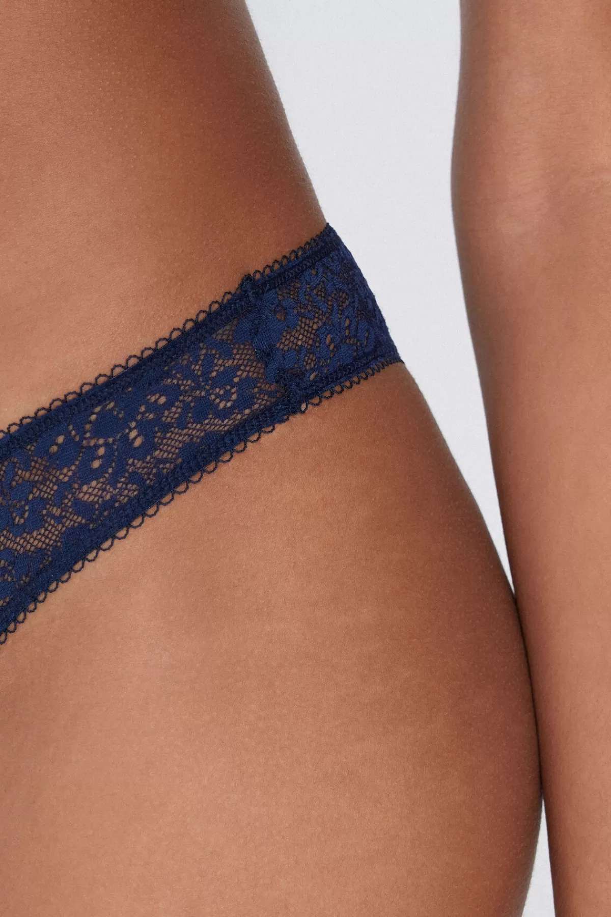Intimo Femminile Eco-Chic con Pizzo Riciclato - Collezione Brasiliana per Conforto Senza Pari 

(：，