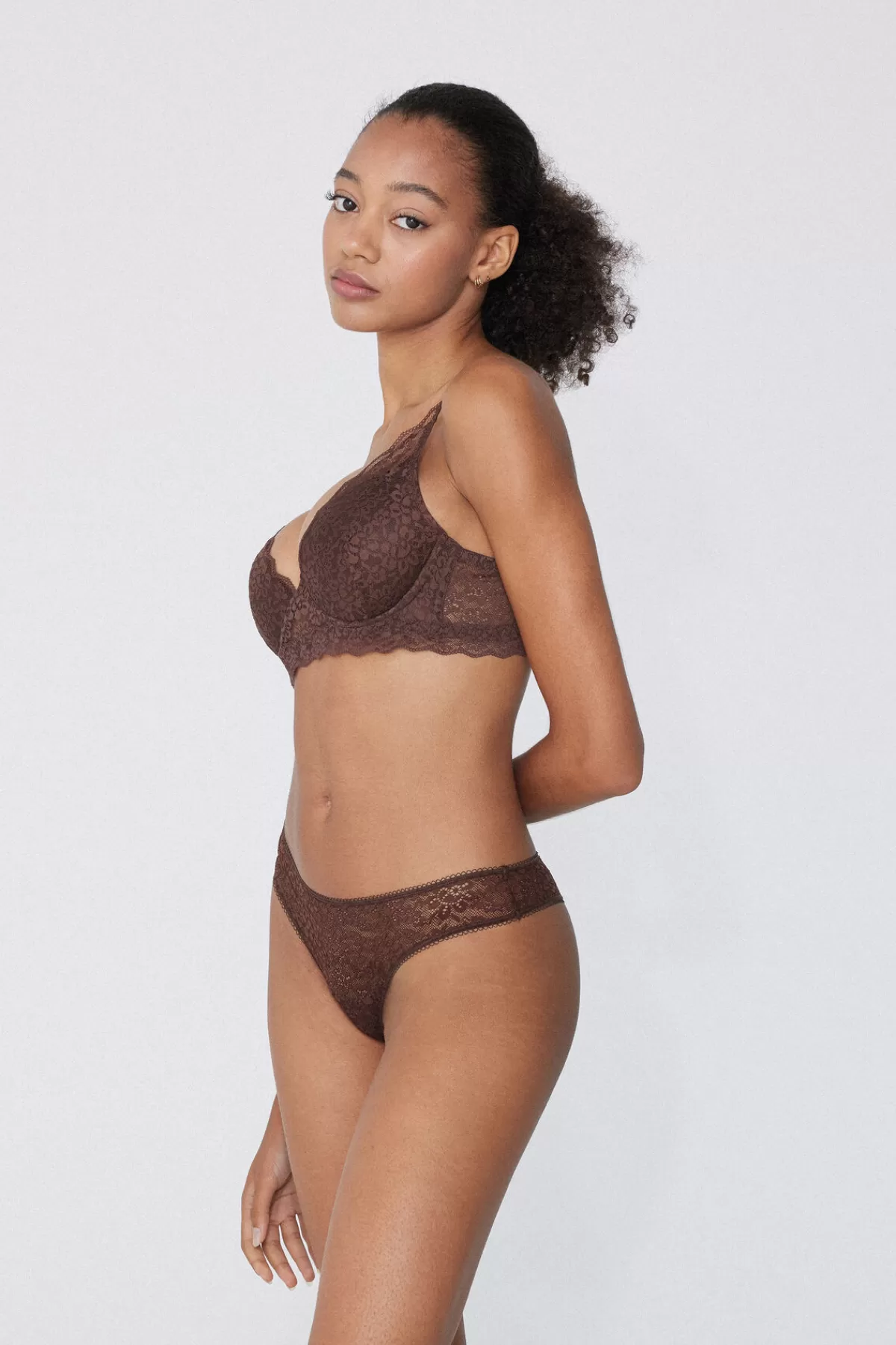 Intimo Donna Eco-Chic in Pizzo Ricagliato con Trama Stile Brasiliano - Comfort Naturale e Design Circolare