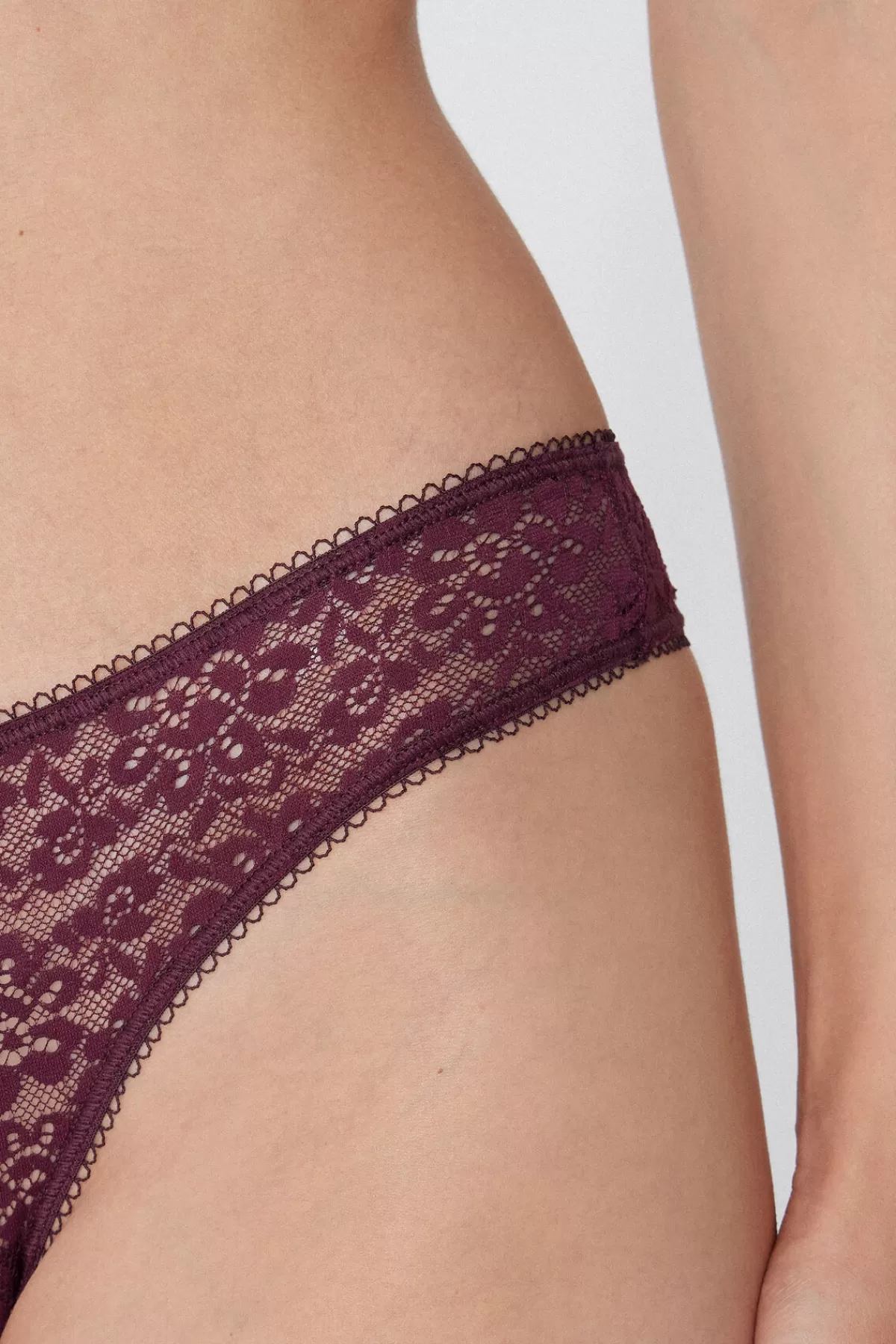 Maglietta Femminile Tezenis con Pizzo Riciclato - Eco-Chic e Confortevile, Edizione Limitata Brasiliano 

Oppure:

T-Shirt Donna in Pizzo Rigenerato Tezenis - Stile Casual Elegante con Tocco Sostenibile, Collezione Brasiliano