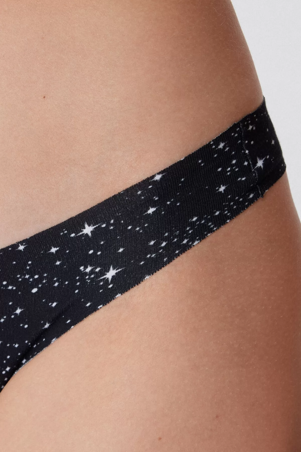 Tezenis Donna: Intimo con Ispirazione Brasiliana, Taglio Definito e Stampa Esclusiva