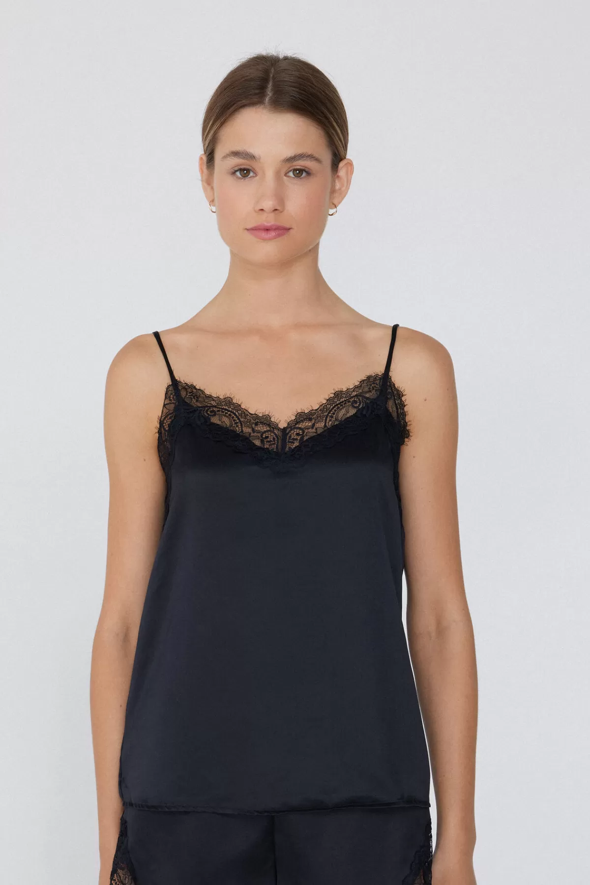 Tezenis Top Senza Maniche Femminile con Dettagli in Pizzo e Raso Setoso  
Dalle sottili spalline a filo, design elegante per un comfort raffinato.