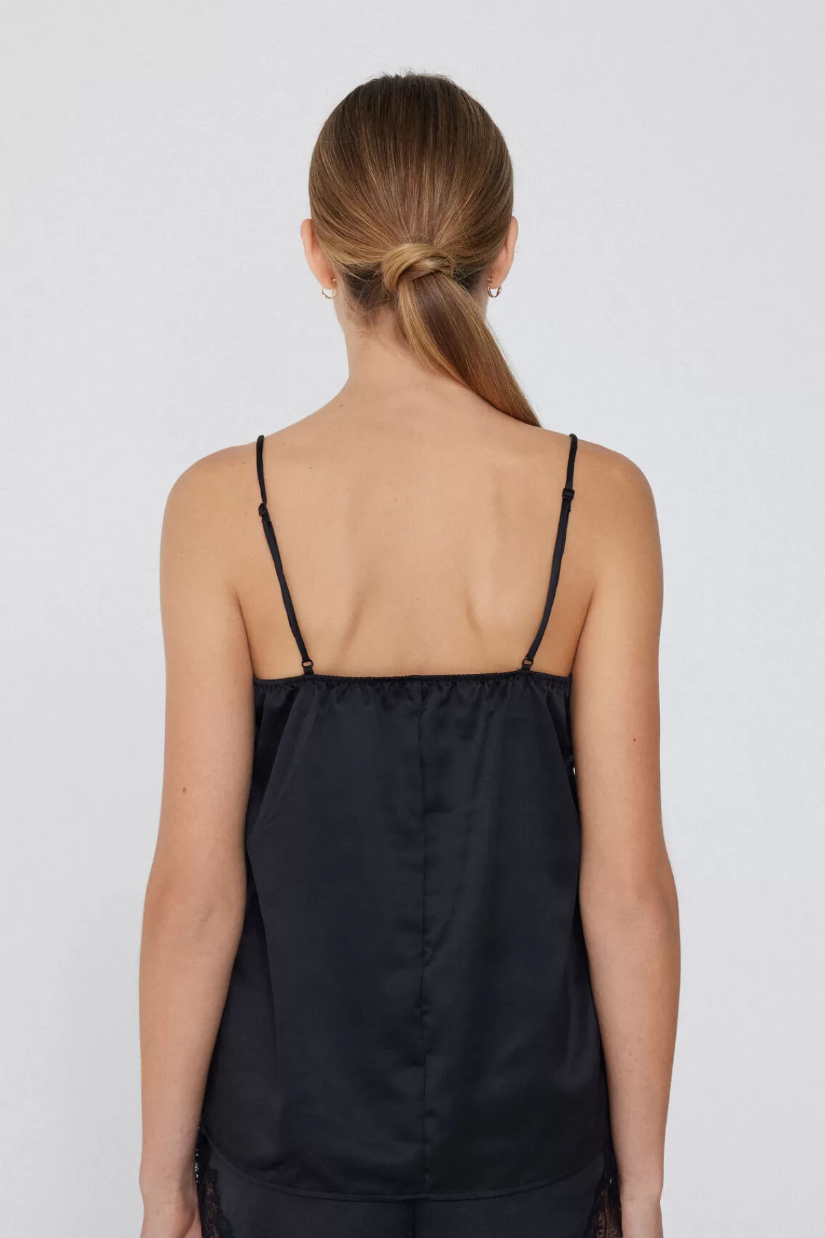 Tezenis Top Senza Maniche Femminile con Dettagli in Pizzo e Raso Setoso  
Dalle sottili spalline a filo, design elegante per un comfort raffinato.