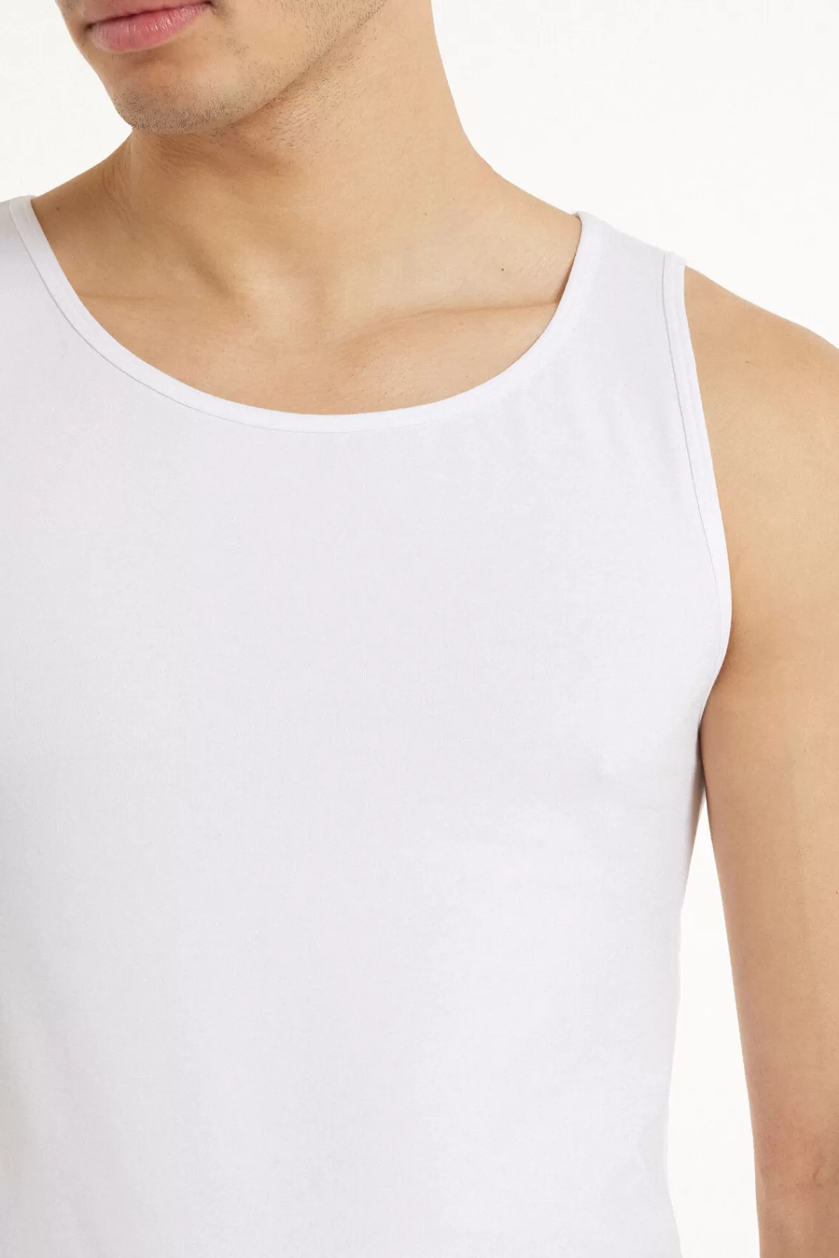 Tezenis Uomo: Maglietta Senza Maniche in Tessuto Elasticizzato con Scollo Comodo e Design Minimalista

(：，，