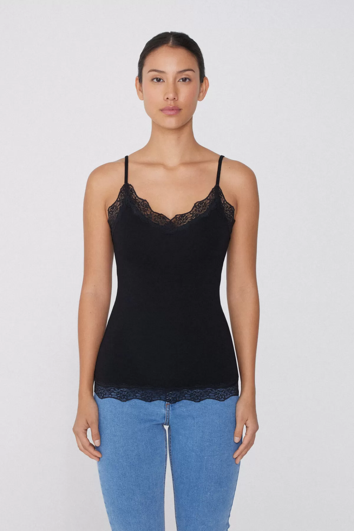 Tezenis Intimo Donna: Canotta Elegante con Spalline Ultra Sottili e Scollo V Avvolgente - Viscosa Morbida e Dettagli in Pizzo per un Look Femminile 

(：AI，、、(