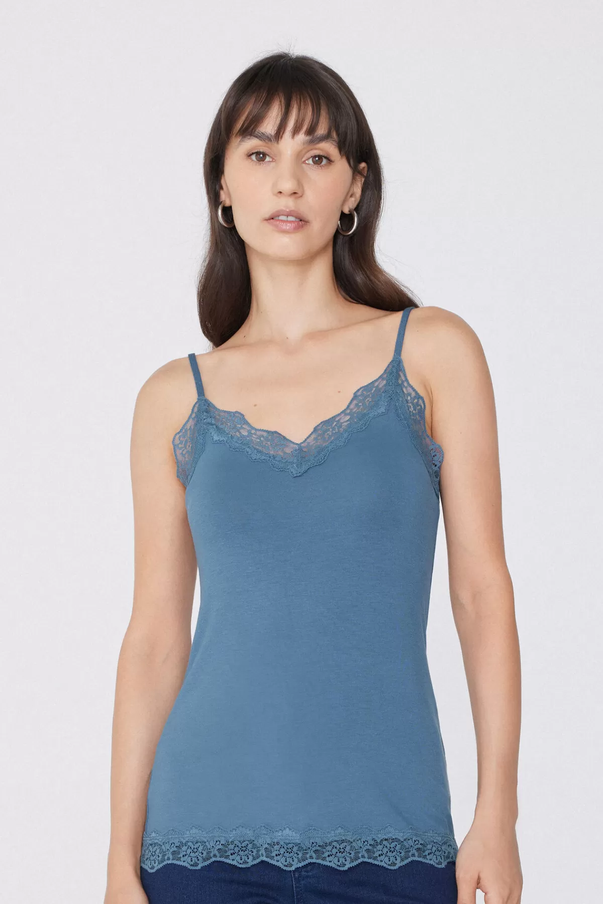 Canotta Tezenis con Scollo a V Elegante - Spalline Sottili in Viscosa e Dettaglio in Pizzo Raffinato per Donna

（：，，，，）