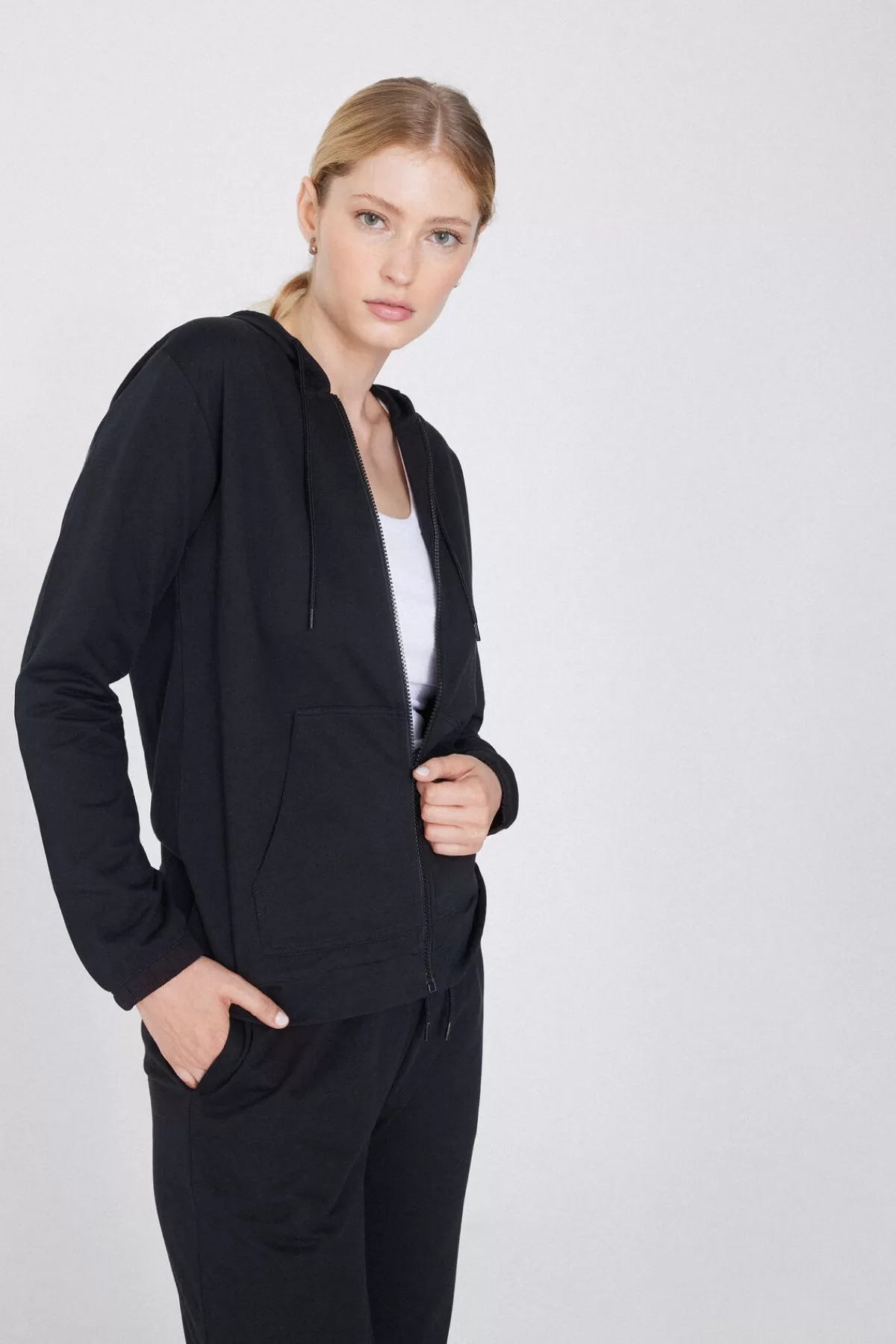 Tezenis Felpa Donna con Cappuccio Morbido, Zip Frontale e Cinturino Regolabile - Comfort e Stile Invernale