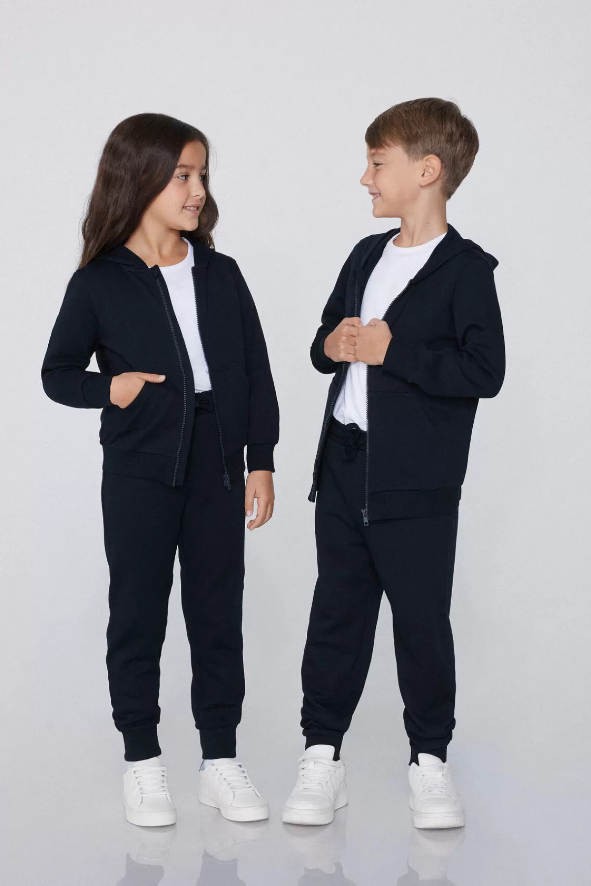 Felpa Zip Tezenis con Cappuccio Aumentato - Completo Unisex per Bambini, Autunno/Inverno 2024, Comoda e Stilosa per Ragazzi e Ragazze