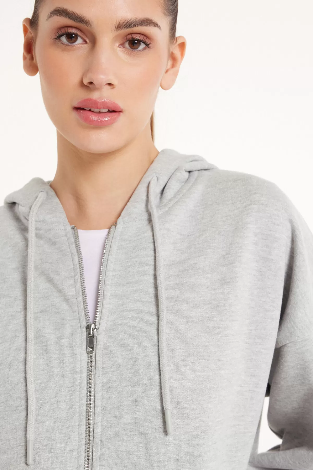 Felpa Invernale Donna con Cappuccio - Tezenis  
Zip Frontale e Maniche Lunghe, Morbida e Avvolgente  
Ideale per Freddo Intenso, Design Pratico e Confortevole