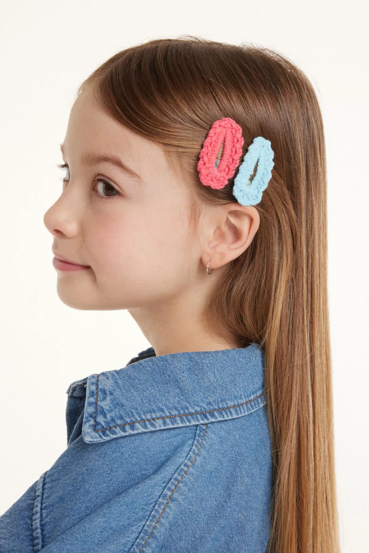 Fermagli a Uncinetto Tezenis per Bambine - Coppia Colorata con Decorazioni 

Delicati accessori in cotone per trecce e codini - Fantasia Giovanile 

Set di 2 Fermagli Artigianali Ragazza - Uncinetto Morbido con Fiori 

Fermacapelli Tezenis Stile Bohémien - Due Pezzi Unici per Bambina 

Fermagli Decorati a Mano - Coppia Chic per Capelli di Ragazzine 

Accessori Uncinetto Tezenis Bambina - 2 Fermagli Morbidi con Perline 

Fermagli Artistici per Trecce - Doppio Set Bambina in Filo Colorato 

Tezenis Fermagli a Maglia per Ragazze - Coppia Romantica con Fiocchetti 

Fermagli Handmade per Capelli Bambina - Due Modelli Boho con Nastro 

Set Acconciature Uncinetto Tezenis - 2 Fermagli Divertenti per Bambine