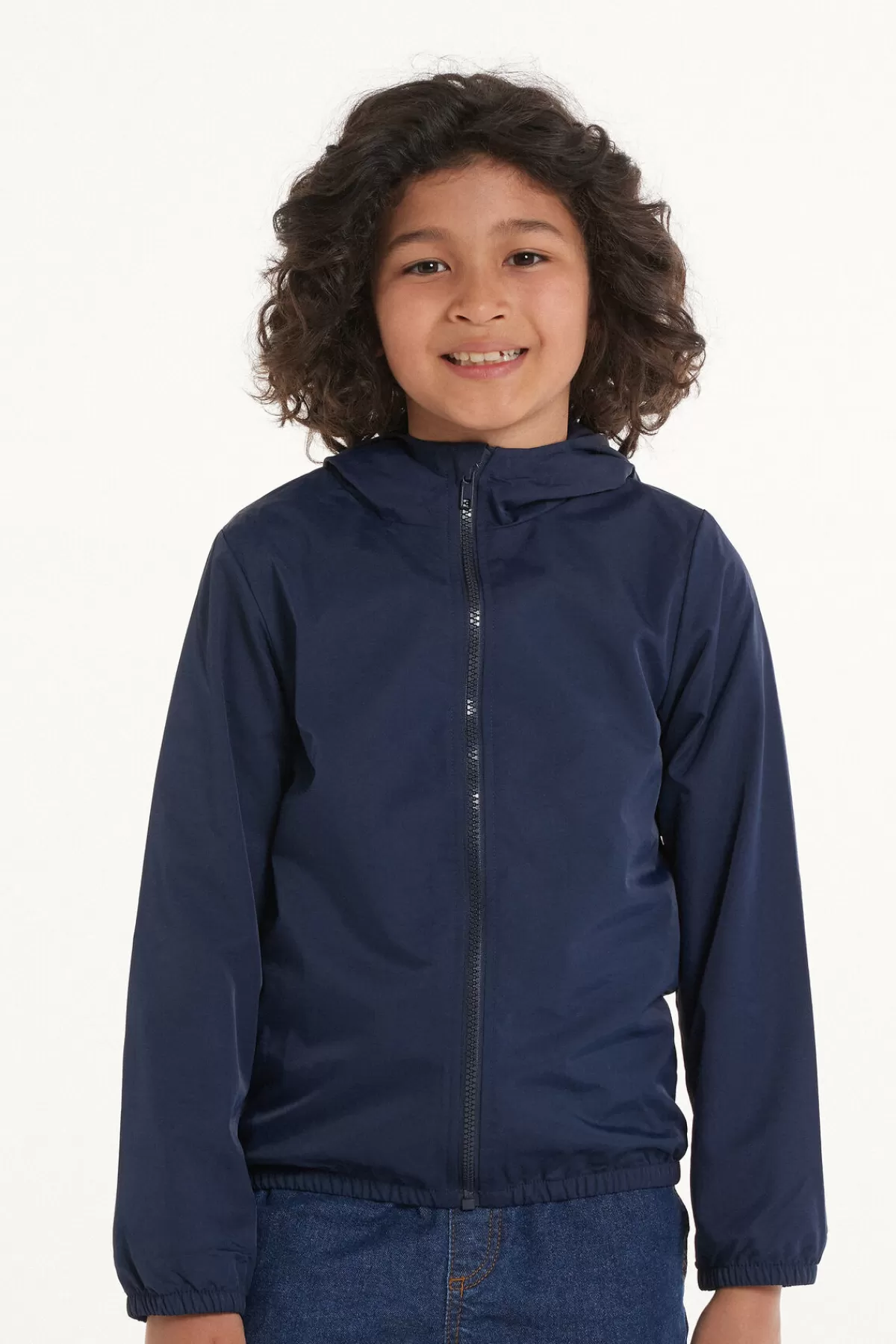 Giacca Impermeabile Tezenis per Bambini con Cappuccio Regolabile - Leggera e Pratica in Tessuto Tecnico Traspirante, Zip Frontale e Tasche Funzionali, Ideale per il Gioco all’Aperto