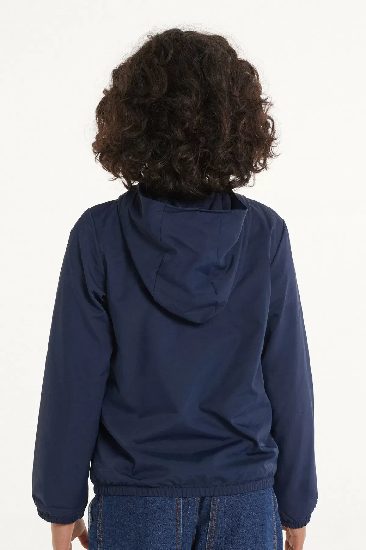 Giacca Impermeabile Tezenis per Bambini con Cappuccio Regolabile - Leggera e Pratica in Tessuto Tecnico Traspirante, Zip Frontale e Tasche Funzionali, Ideale per il Gioco all’Aperto