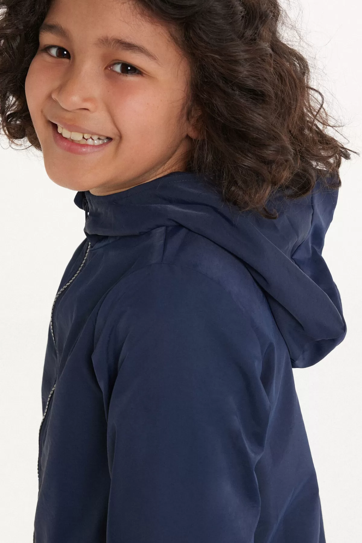 Giacca Impermeabile Tezenis per Bambini con Cappuccio Regolabile - Leggera e Pratica in Tessuto Tecnico Traspirante, Zip Frontale e Tasche Funzionali, Ideale per il Gioco all’Aperto