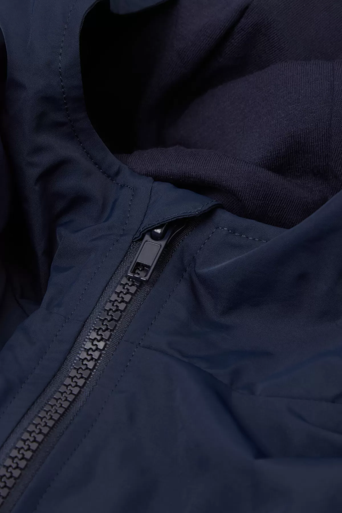 Giacca Impermeabile Tezenis per Bambini con Cappuccio Regolabile - Leggera e Pratica in Tessuto Tecnico Traspirante, Zip Frontale e Tasche Funzionali, Ideale per il Gioco all’Aperto