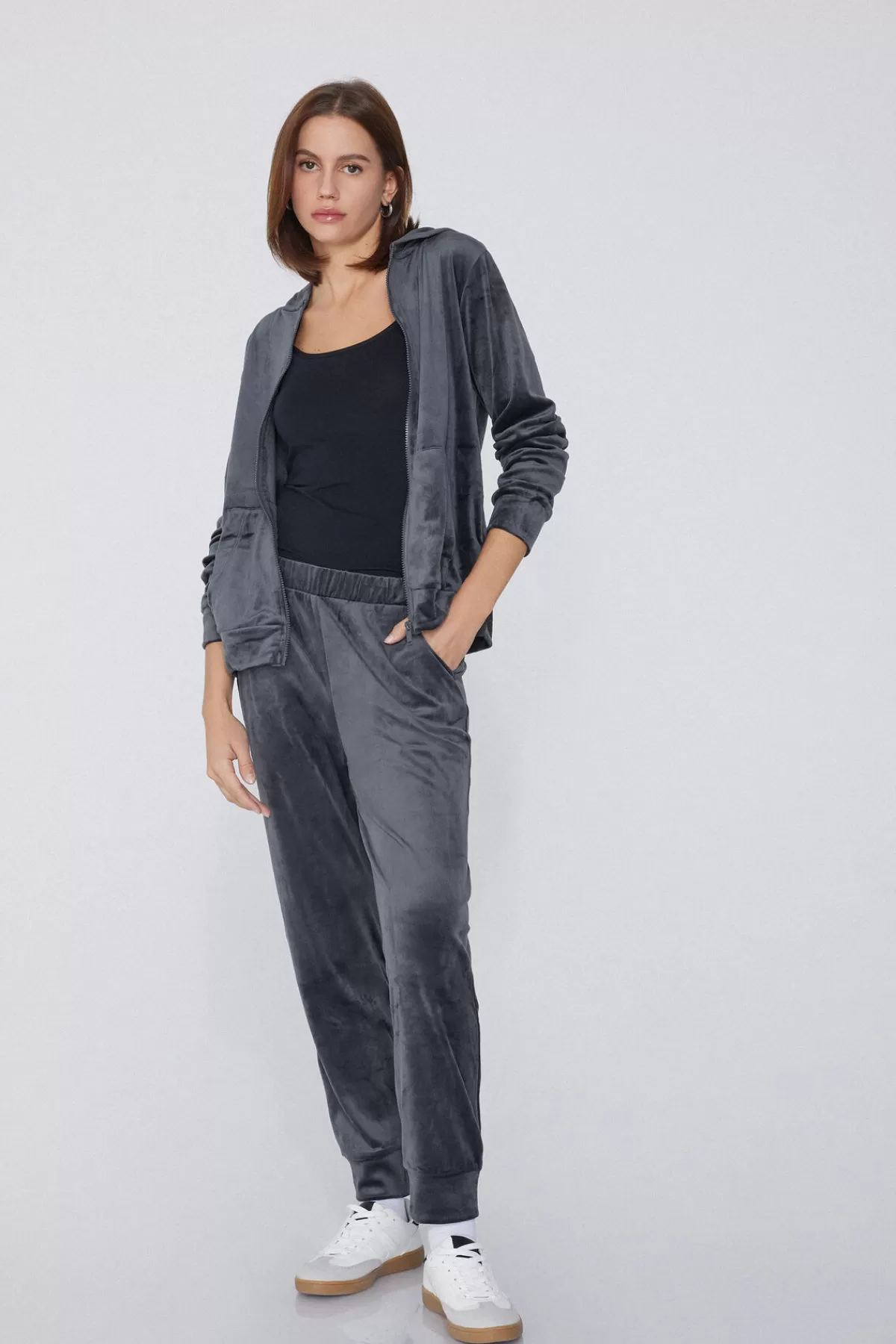 Jogger Donna in Morbido Velluto Tezenis - Comodi e Stilosi con Tasche Laterali Comode