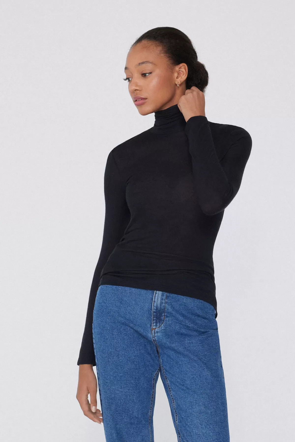 Maglieria Tezenis con dolcevita in viscosa e lana merino - Comfort e stile senza tempo  

（：，
