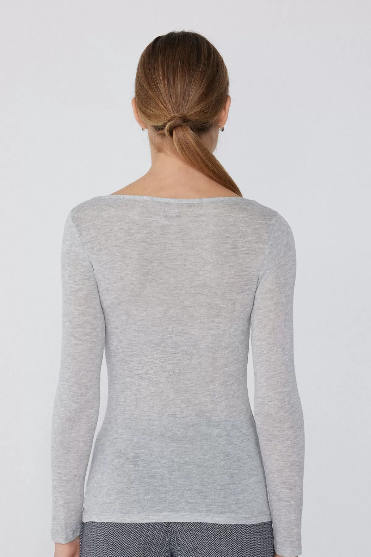 Tezenis Donna: Maglia Elegante con Scollo Profondo in Morbida Fusione di Viscosa e Lana Merino