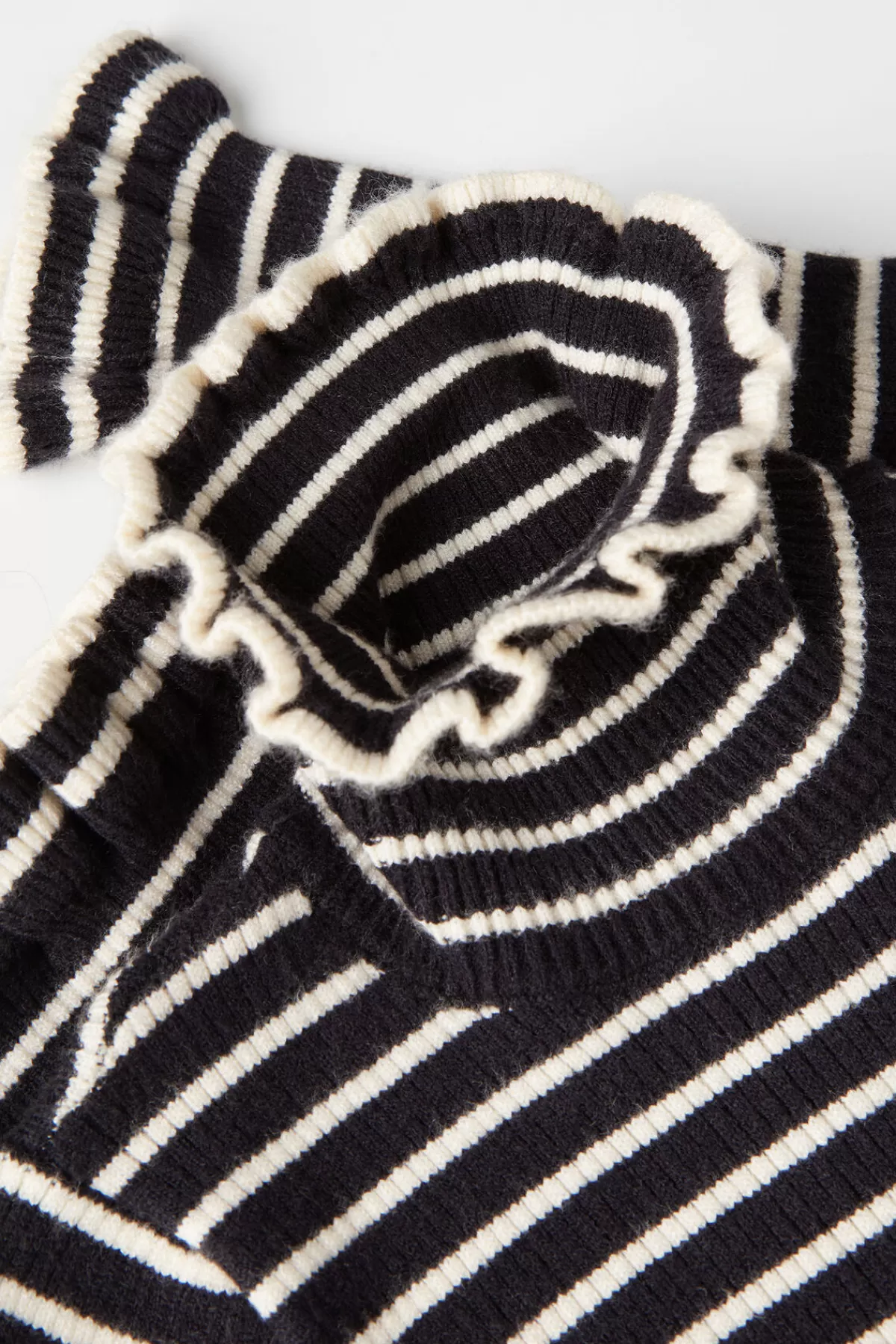 Maglione con Scollo Alto e Maniche Lunghe per Bambina - Design Elegante in Punto Costine e Arricciature Tezenis 

Dolce Scollo Alto e Maniche Lunghe per Bimba - Maglia in Punto Costine con Tocco Femminile e Arricciature Tezenis 

Maglioncino Elegante con Collo Alto e Maniche Lunghe - Detagli in Costine e Ruches per Bambine Tezenis