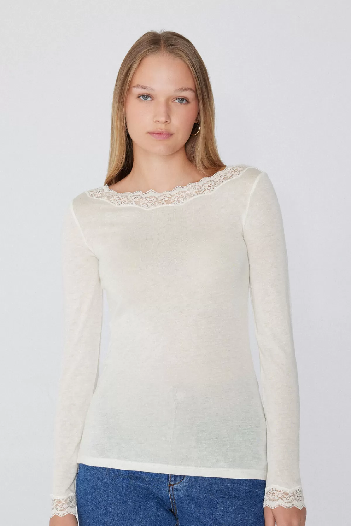 Maglione Elegante in Lana Merino con Scollo Barchetta e Ricami in Pizzo - Ideale per Look Femminili e Confortevoli