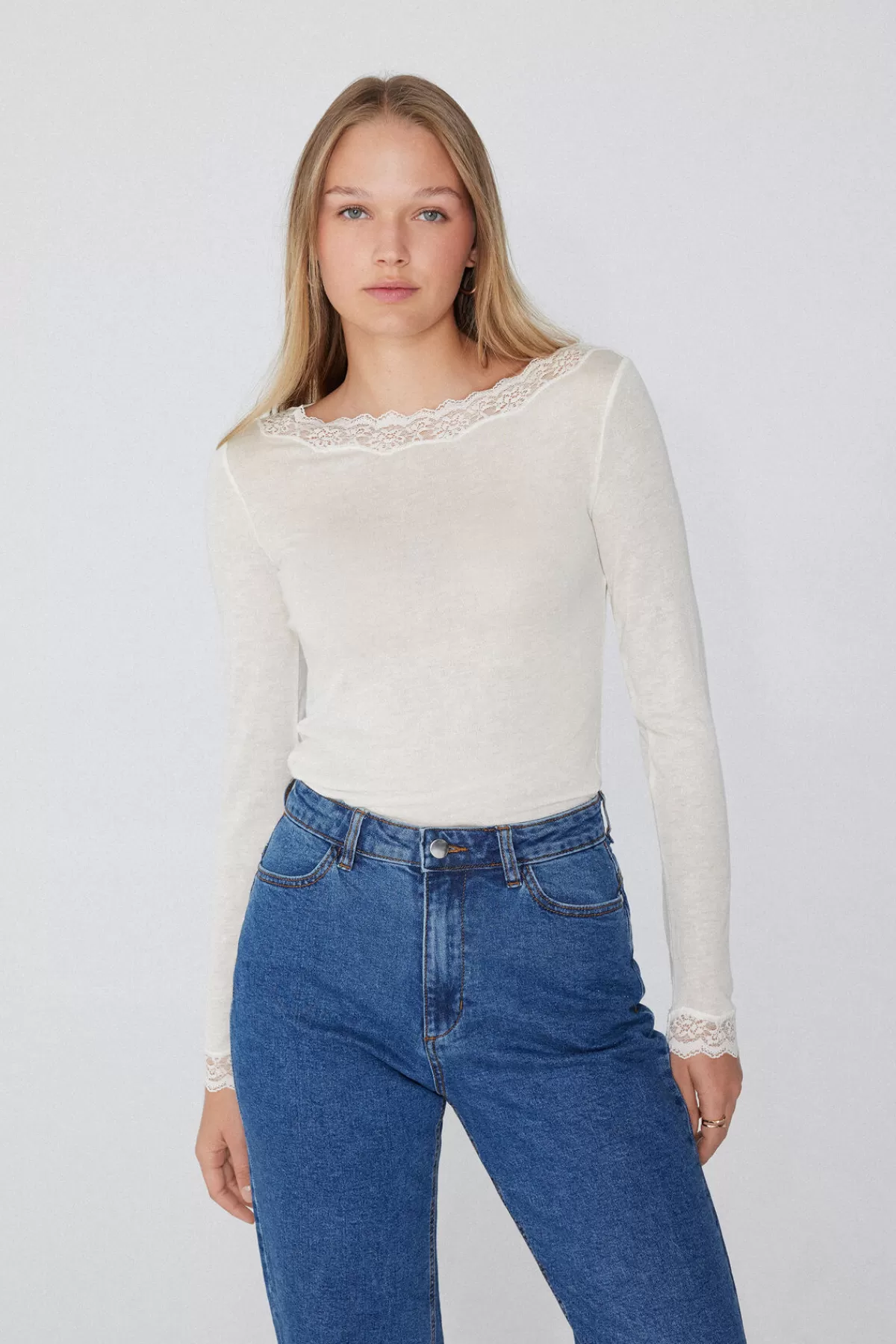 Maglione Elegante in Lana Merino con Scollo Barchetta e Ricami in Pizzo - Ideale per Look Femminili e Confortevoli
