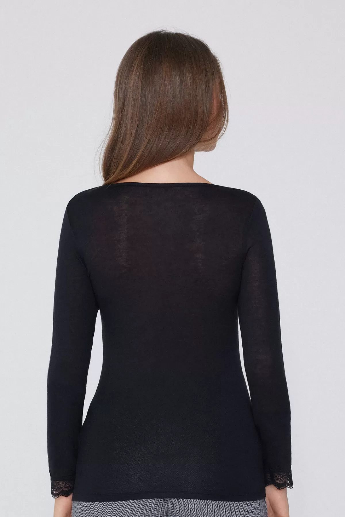 Maglione invernale Tezenis con scollo barchetta e pizzo - Lana Merino ultra morbida per donna

Alternative con varianti lessicali:
Maglioncino lungo Donna Tezenis - Lana pregiata e dettagli a traforo sul collo

Versione più colloquiale:
Maglione invernale comodo Tezenis con bordi in pizzo - Scollo alla barchetta in lana merino extrafine

Formato alternativo:
Tezenis Maglia alta qualità: modello barchetta con rifiniture a pizzo - Lana merino termoregolante per donna

Variante stagionale:
Coprispalle autunno-inverno Tezenis - Maglia lunga con inserti di pizzo e lana merino avvolgente