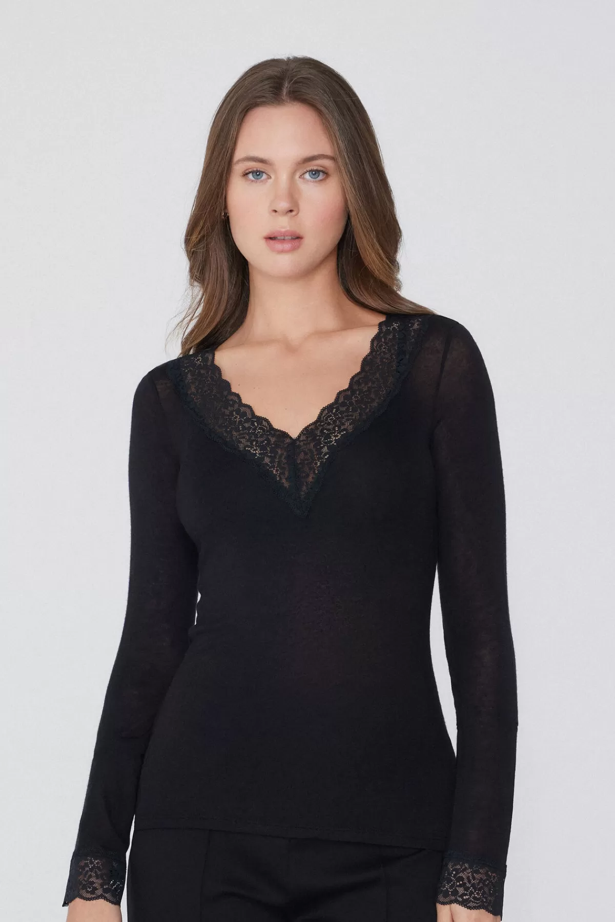Maglia Femminile in Morbida Lana Merino con Scollo V e Dettagli a Pizzo, Maniche Lunghe Comode per l'Inverno | Tezenis