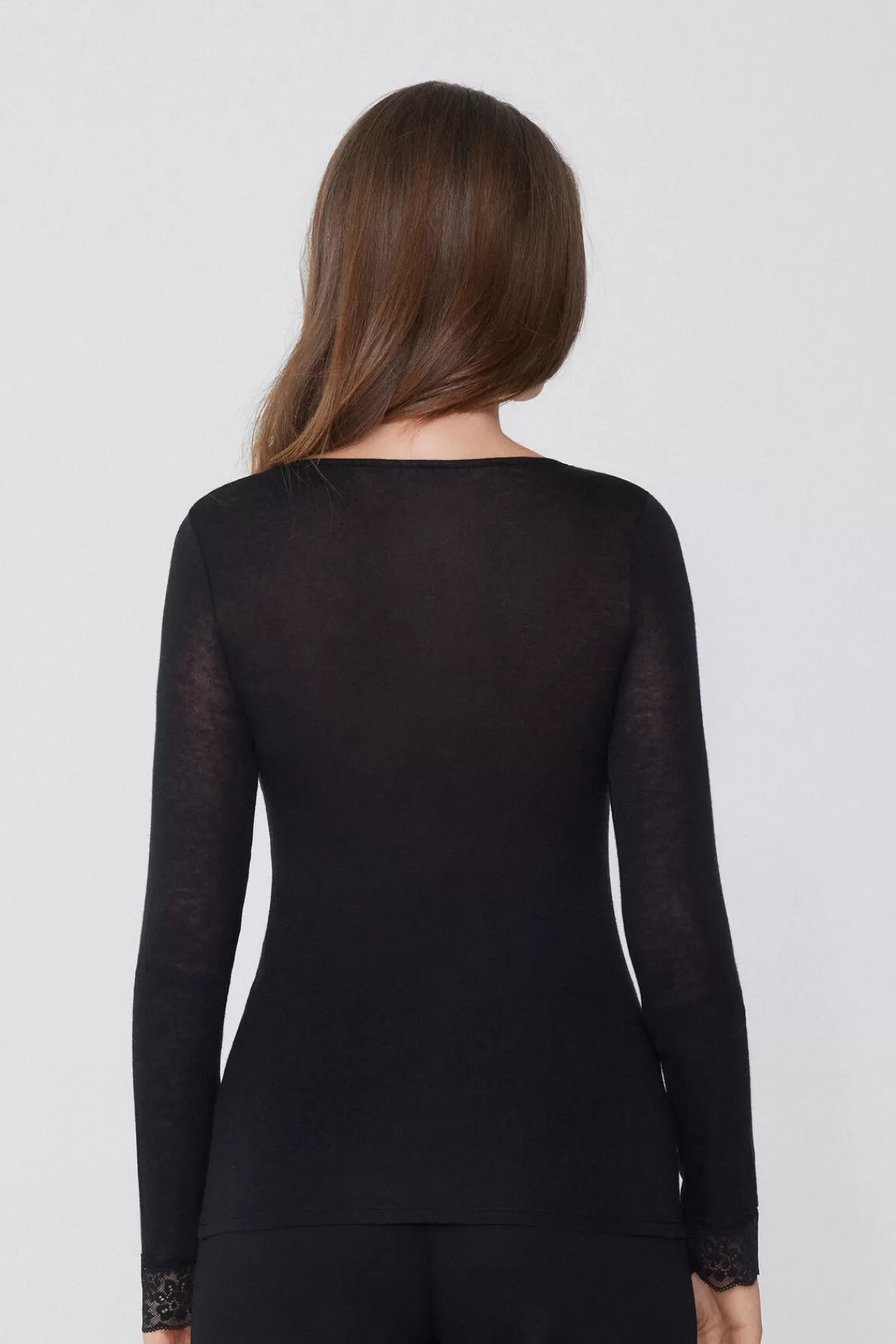 Maglia Femminile in Morbida Lana Merino con Scollo V e Dettagli a Pizzo, Maniche Lunghe Comode per l'Inverno | Tezenis