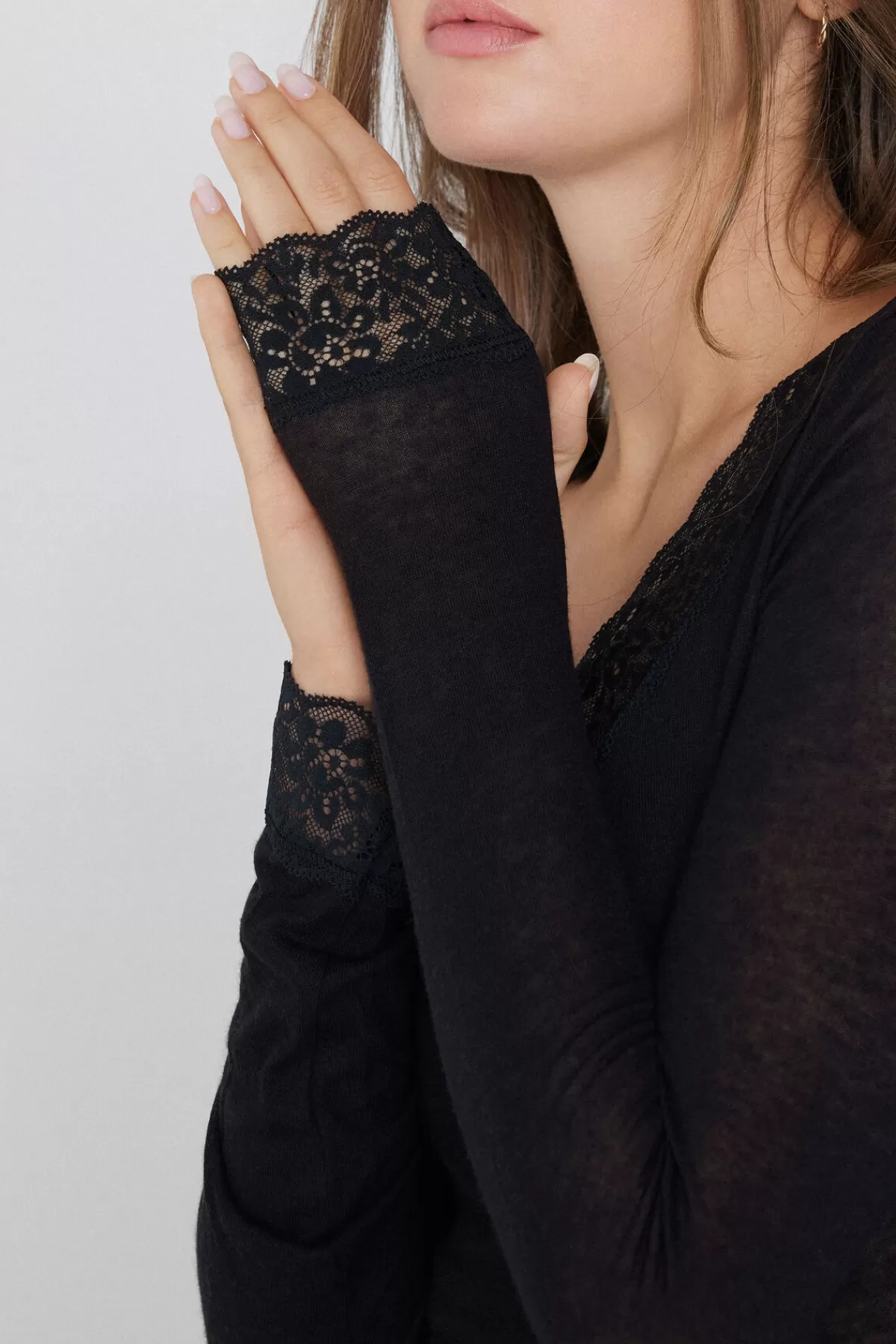 Maglia Femminile in Morbida Lana Merino con Scollo V e Dettagli a Pizzo, Maniche Lunghe Comode per l'Inverno | Tezenis