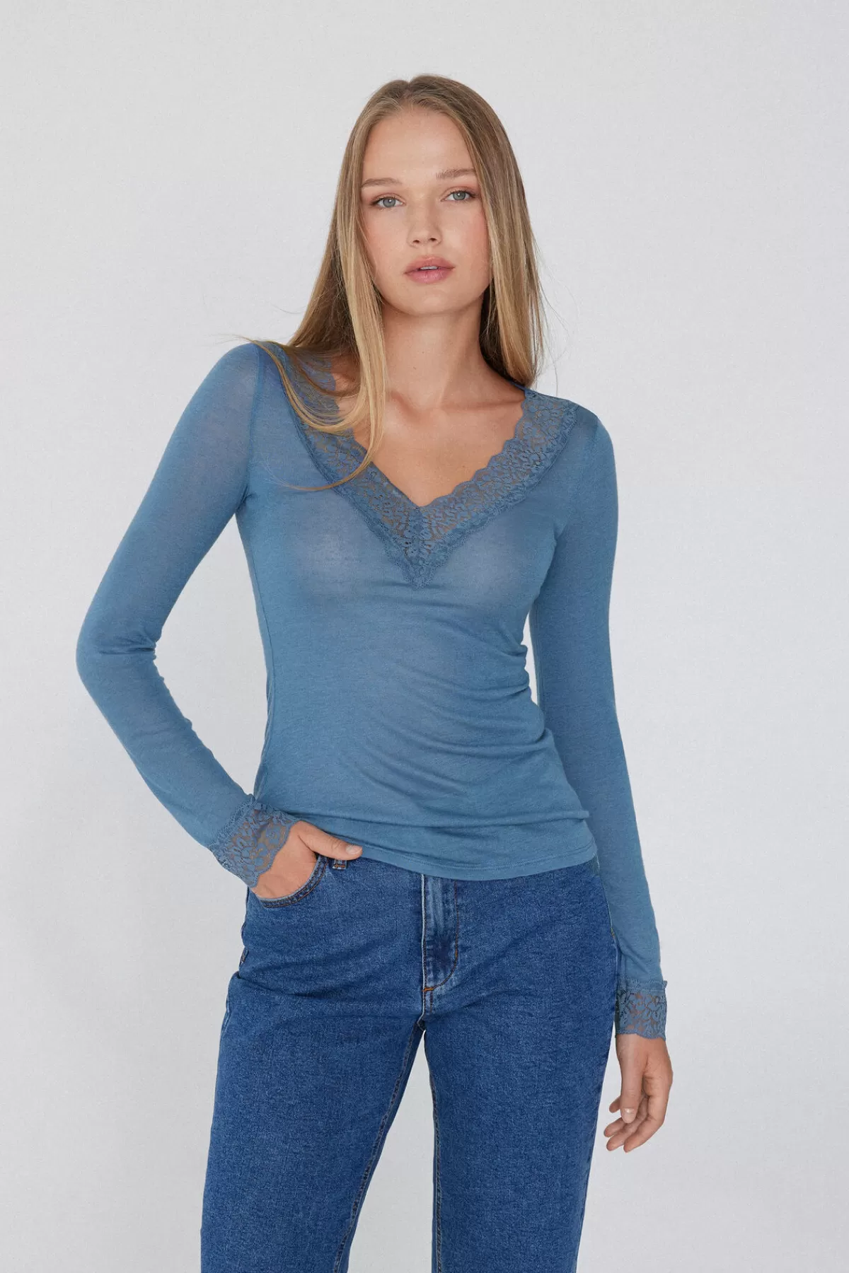Maglione Donna con Scollo a V e Maniche Lunghe - Dettagli in Pizzo su Lana Merino Morbida by Tezenis