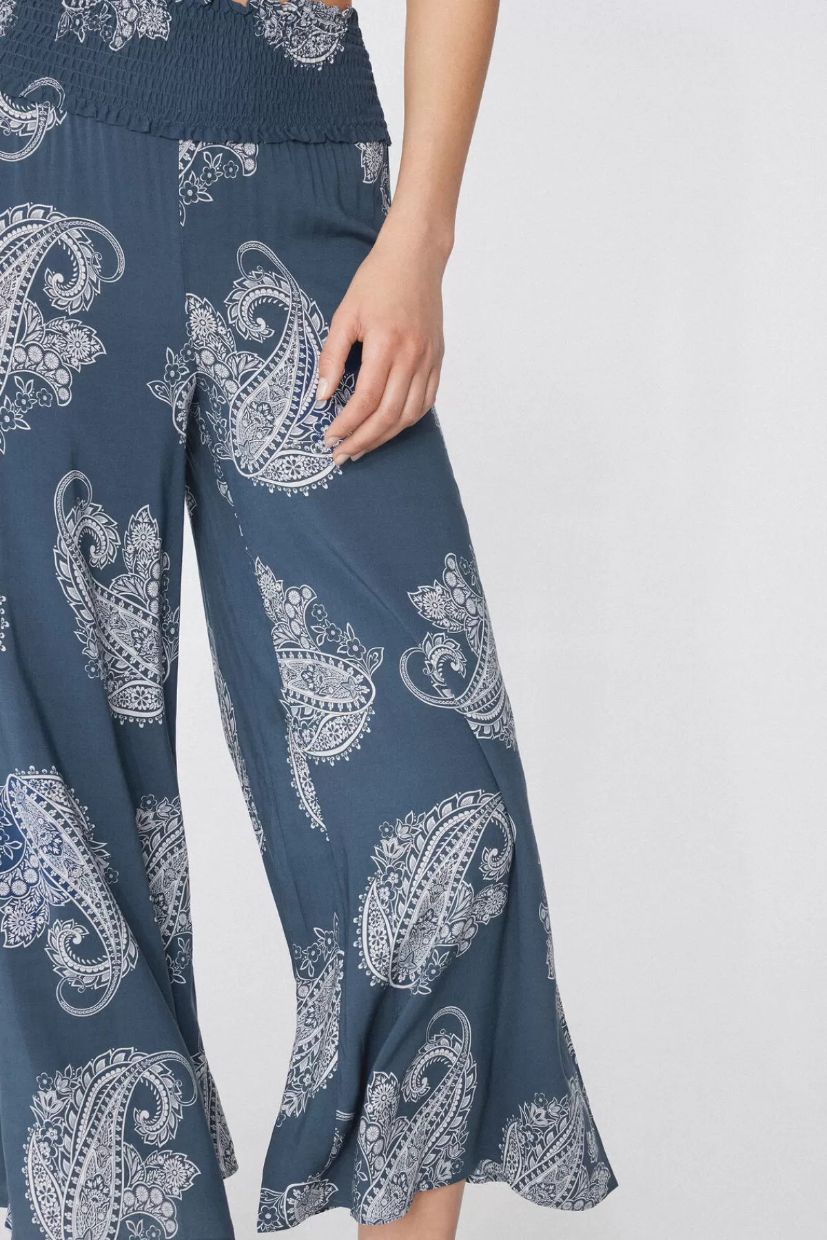 Pantaloni Donna Tezenis in Tessuto con Ricamo Smock - Design Elegante a Punti