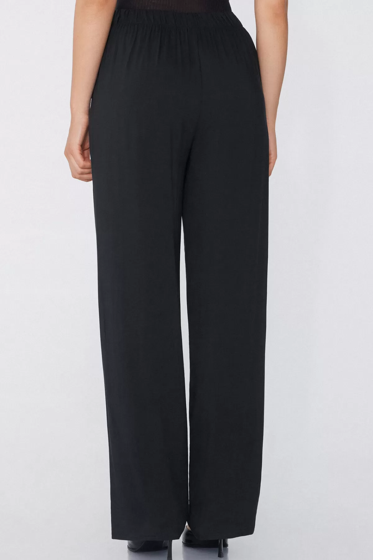 Comodi Pantaloni Eleganti a Gamba Dritta in Viscosa Elasticizzata - Morbida Tuta da Donna per Primavera-Estate 2024 | Tezenis Collection