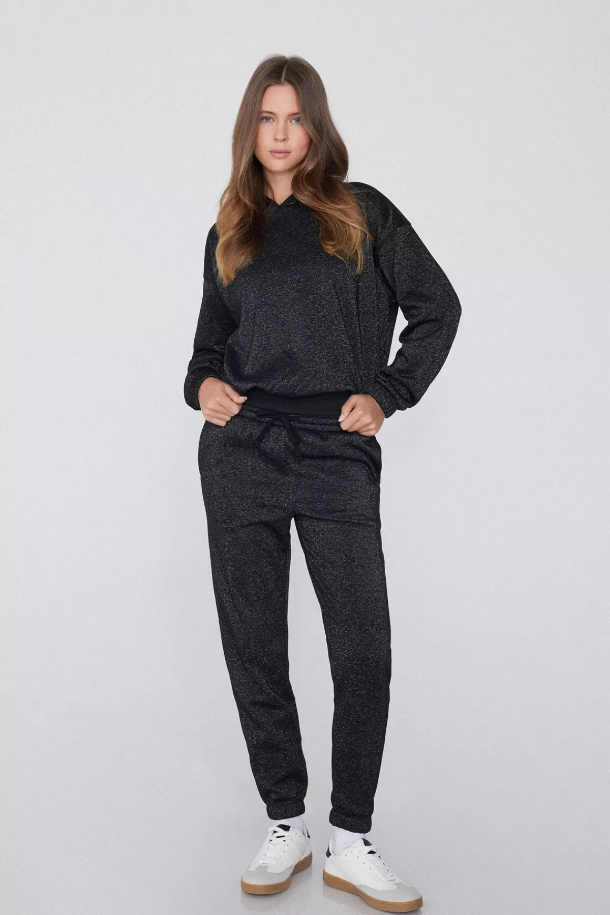 Pantaloni Lunghi Donna Tezenis con Felpa Oversize Laminata - Abbigliamento Invernale Morbido e Stilizzato

(Note: This version restructures keywords naturally, adds descriptive terms like 