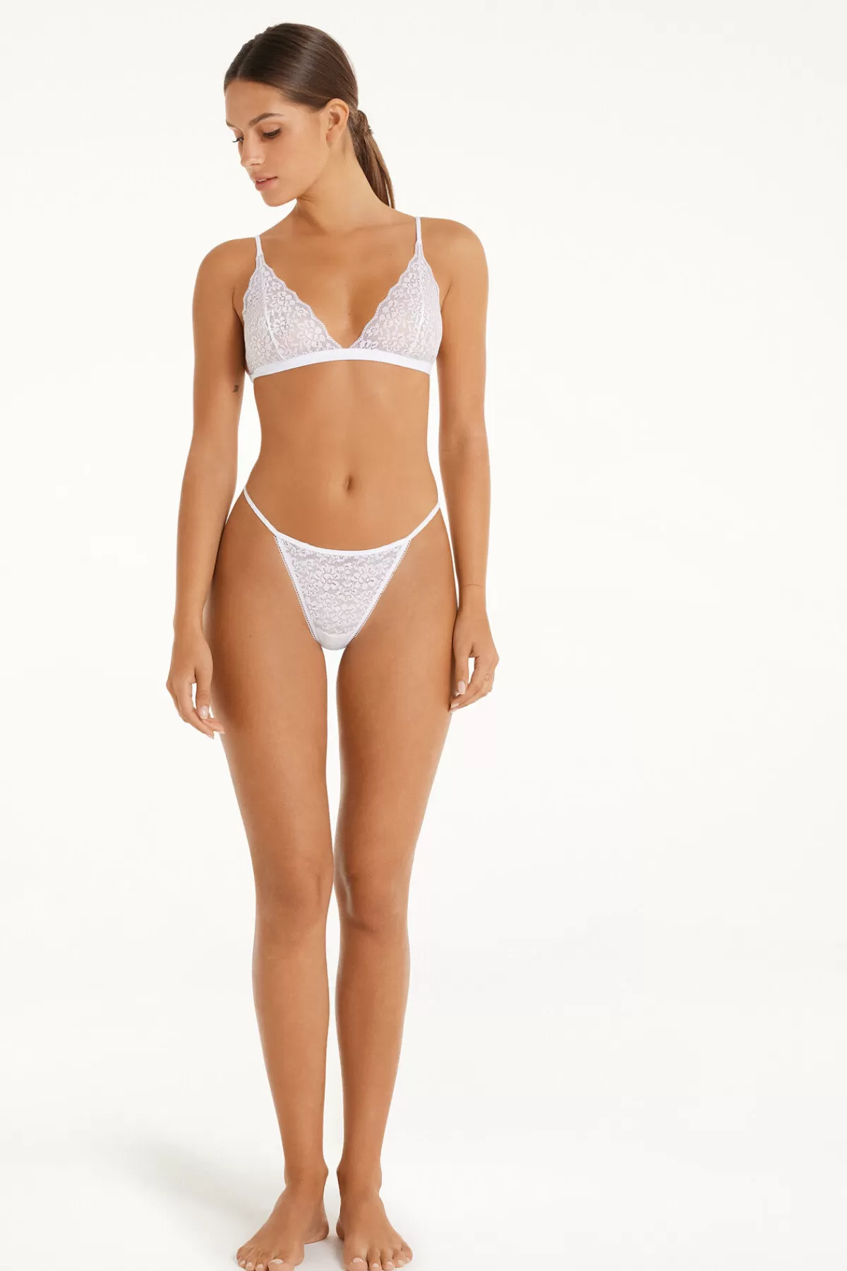 Tezenis Intimo Donna: Tanga in Pizzo Rigenerato con Design Ultrasottile e Comfort Naturale - Perfetto equilibrio tra eleganza discreta e sostenibilità ambientale.