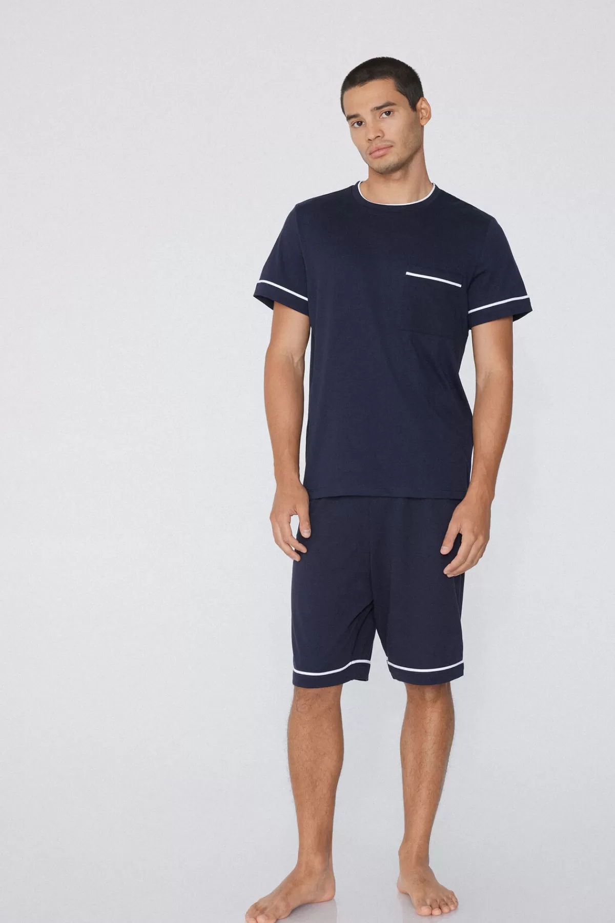 Pijama estivo uomo Tezenis - Modello corto in morbido cotone con bordi decorativi e pratico taschino