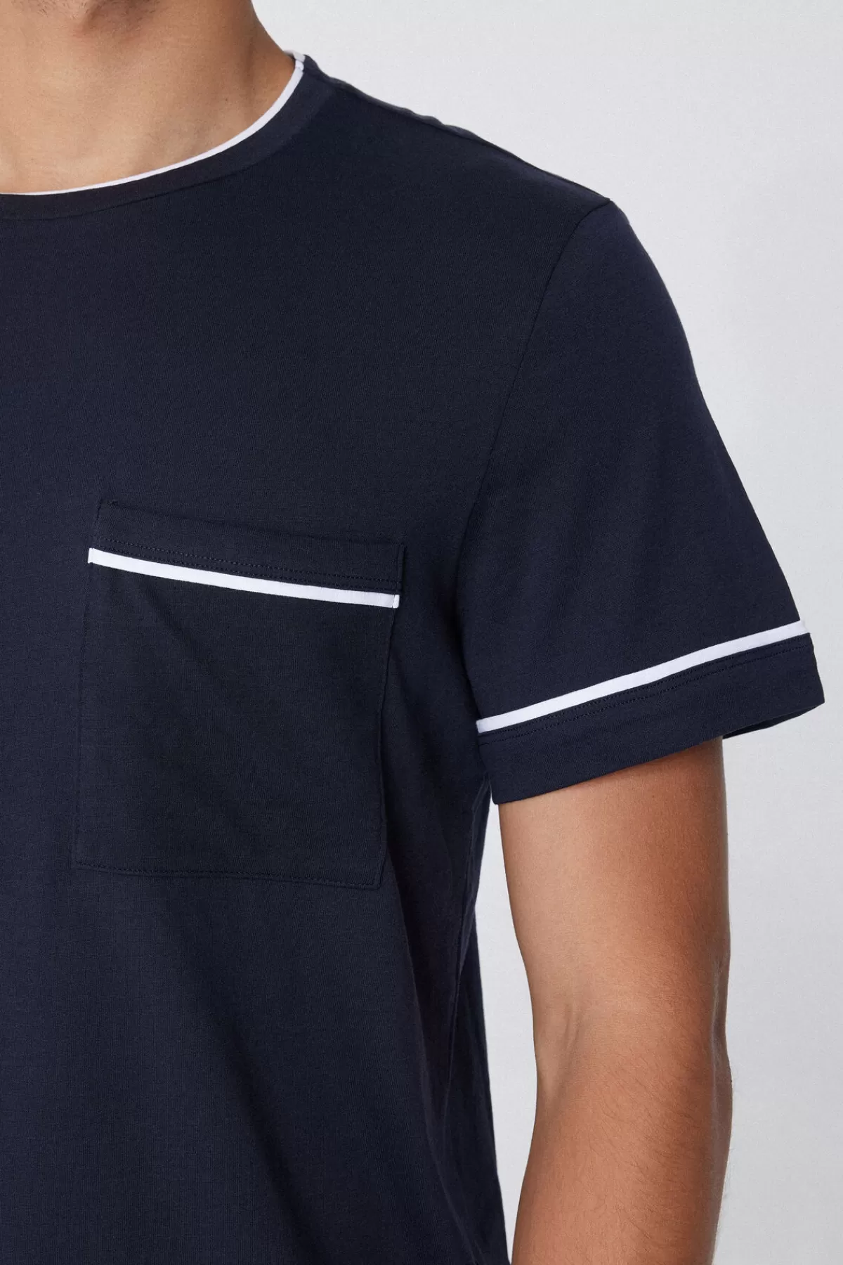 Pijama estivo uomo Tezenis - Modello corto in morbido cotone con bordi decorativi e pratico taschino