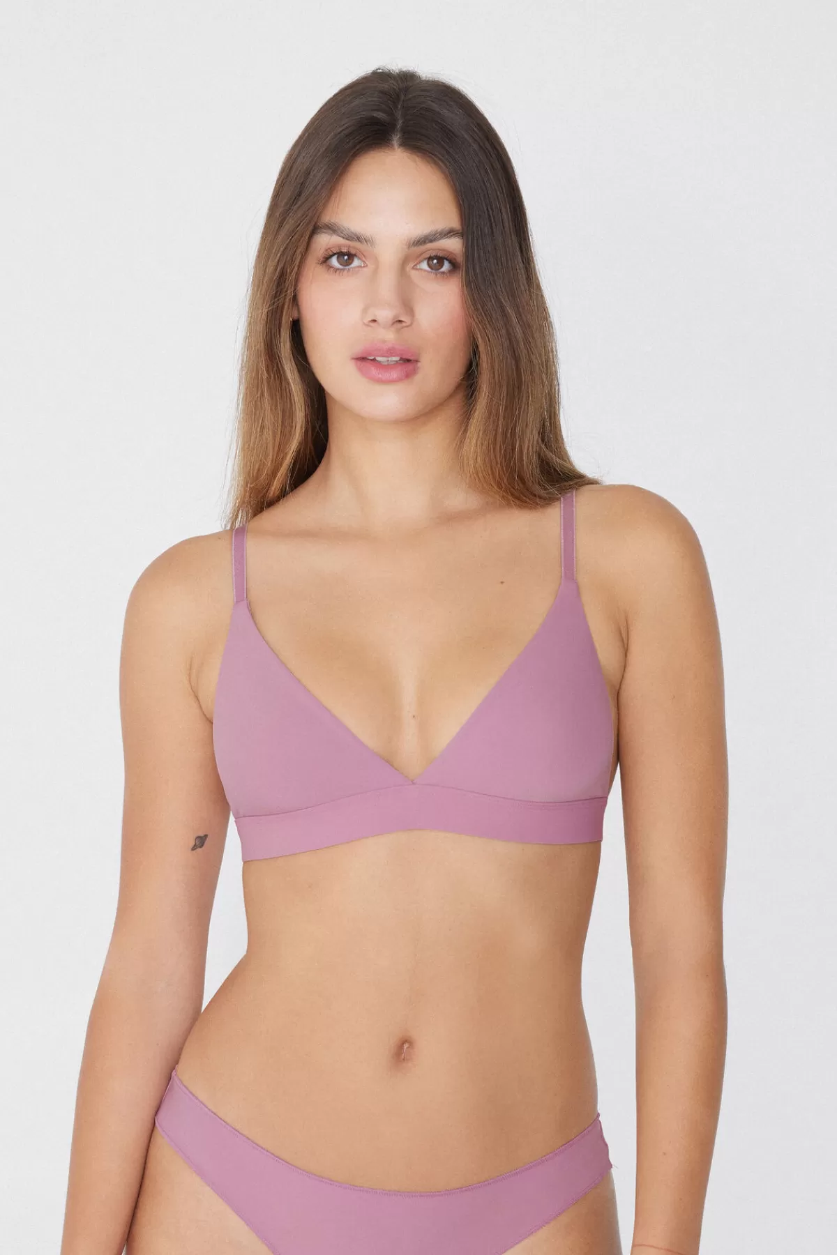 Intimo Femminile Tezenis - Reggiseno EcoTriangolo in Tessuto Rigenerato Stile Lisbona 

Design Morbido con Microfibra Sostenibile, Taglio a Triangolo per Comfort Naturale