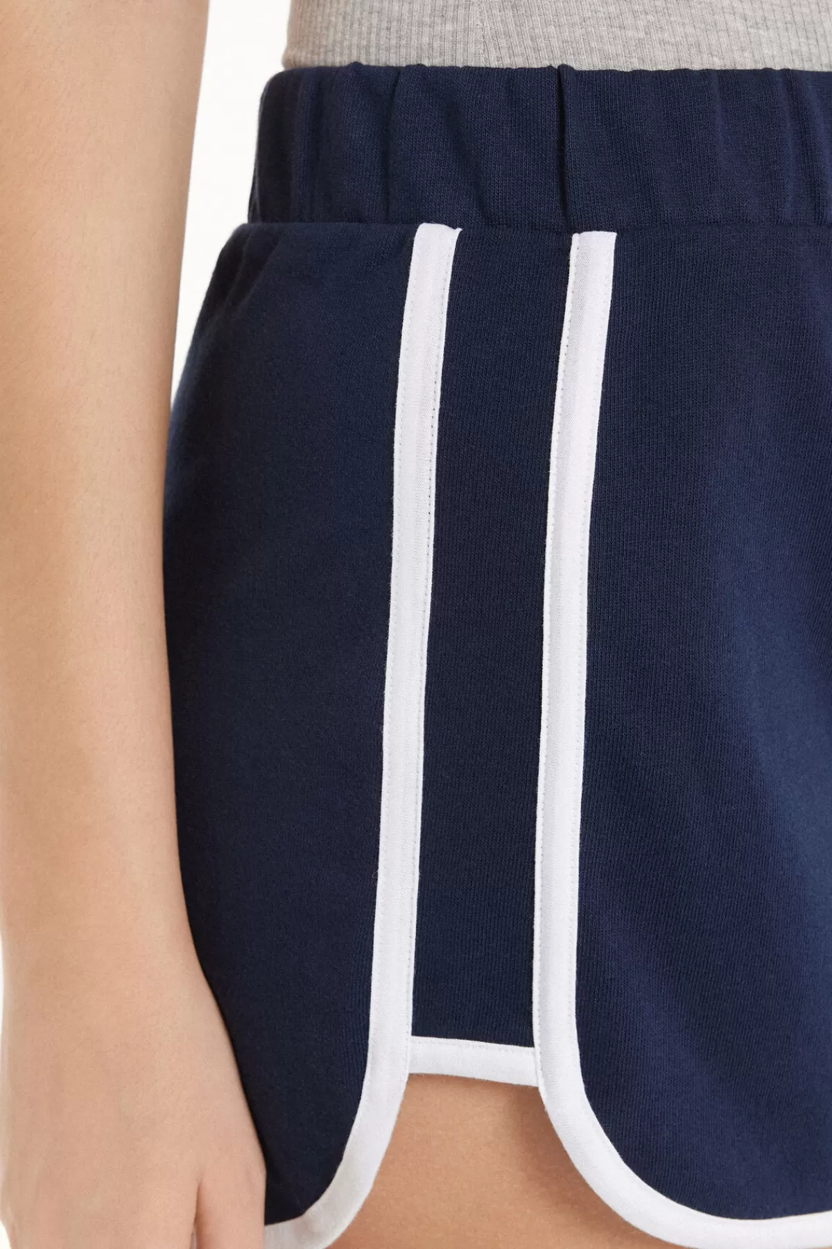 Tezenis Short in Morbida Felpa Donna con Bordo Contrastante - Comodi e Stilosi 

Tezenis Pantaloncini Donna in Felpa Confortevole con Finitura Piping - Ideali per Look Casual 

Shorts Donna Tezenis Felpa Elasticizzata con Rifiniture a Contrasto - Perfetti per il Tempo Libero 

Pantaloncini in Felpa Tezenis Donna con Bordi Decorativi - Massimo Comfort con Stile