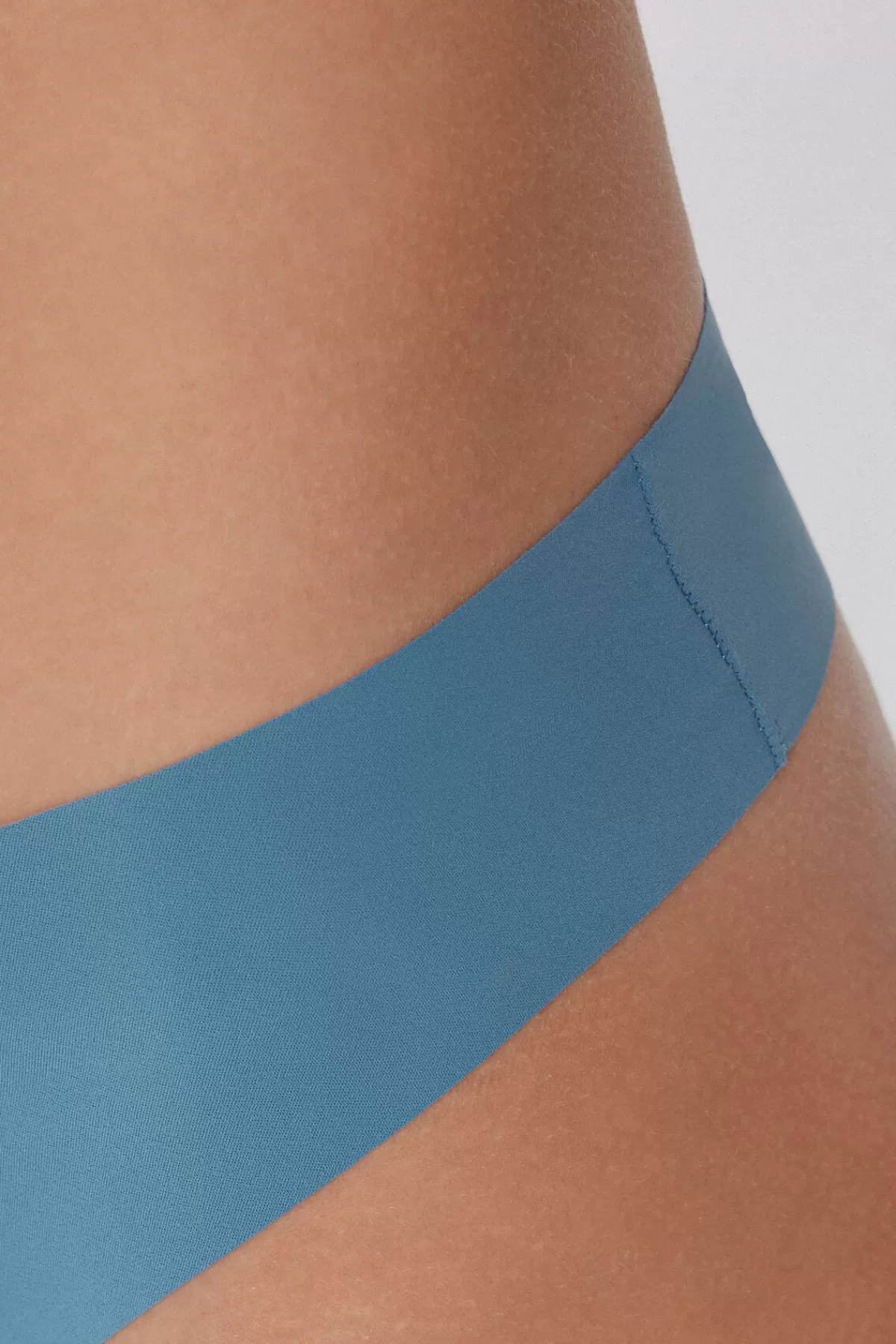 Intimo Femminile Tezenis Slip Brasiliano con Scollo Allacciato e Design Adattivo in Tessuto Ultra Morbido