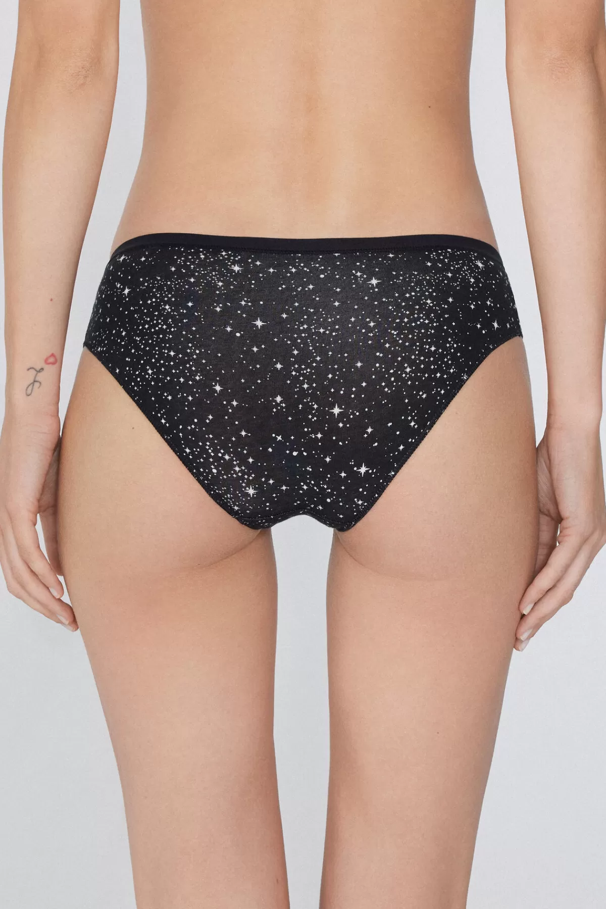 Tezenis Intimo Femminile in Cotone con Fantasia Floreale - Mutandine Comode Donna



Mutandina Donna Tezenis in Cotone Morbido con Stampa Elegante - Intimo Primavera 2024



Intimo Femminile Tezenis: Comoda Mutandina in Cotone con Fantasia Floreale - Confezione Delicata