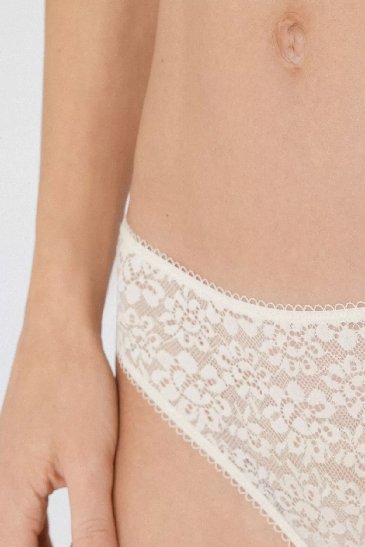Intimo Femminile Eco-Consapevole: Mutandine Comode con Pizzo Rigenerato - Design Elegante Tezenis