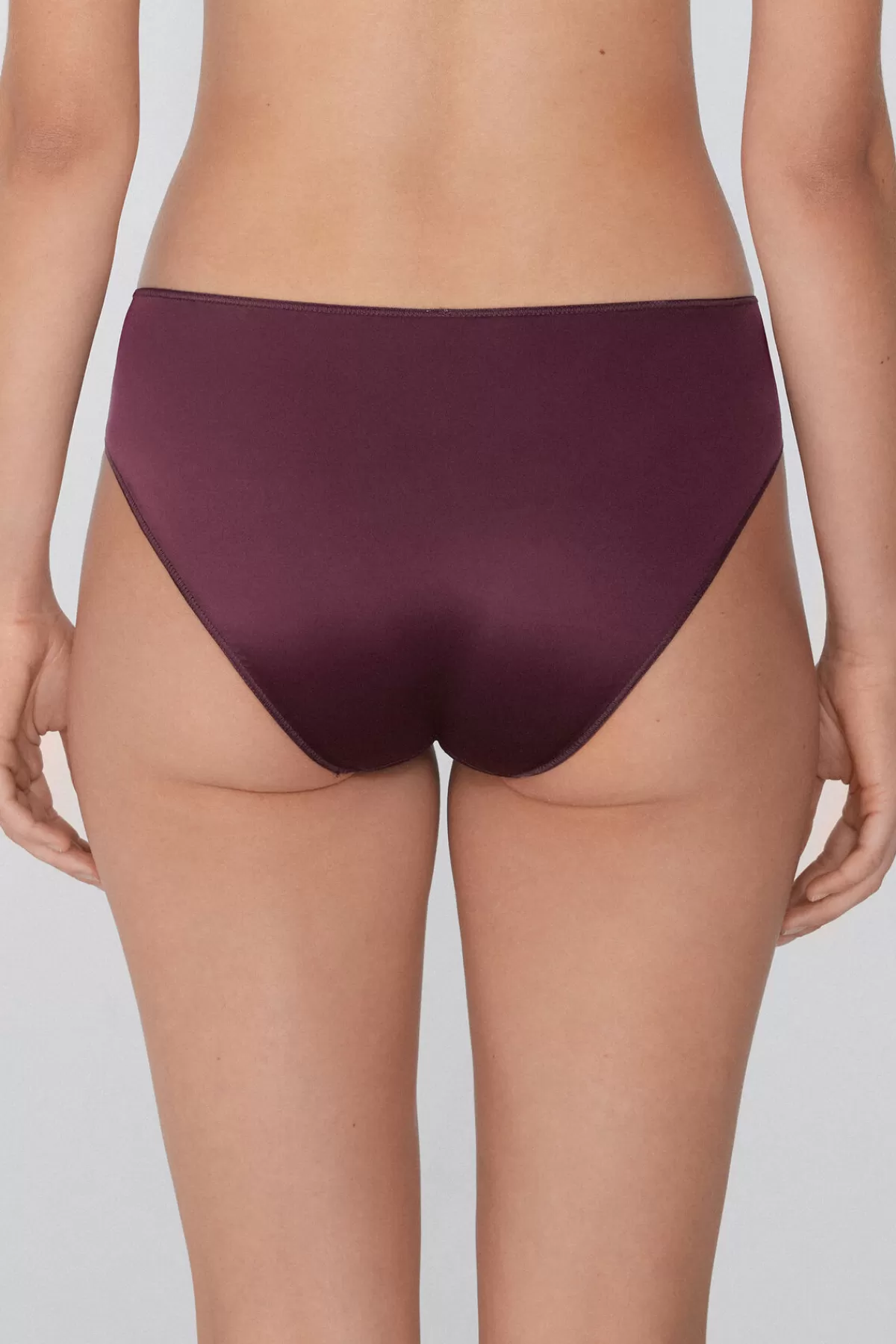 Tezenis Intimo Donna: Luminosità Essenziale con Tocco Brillante