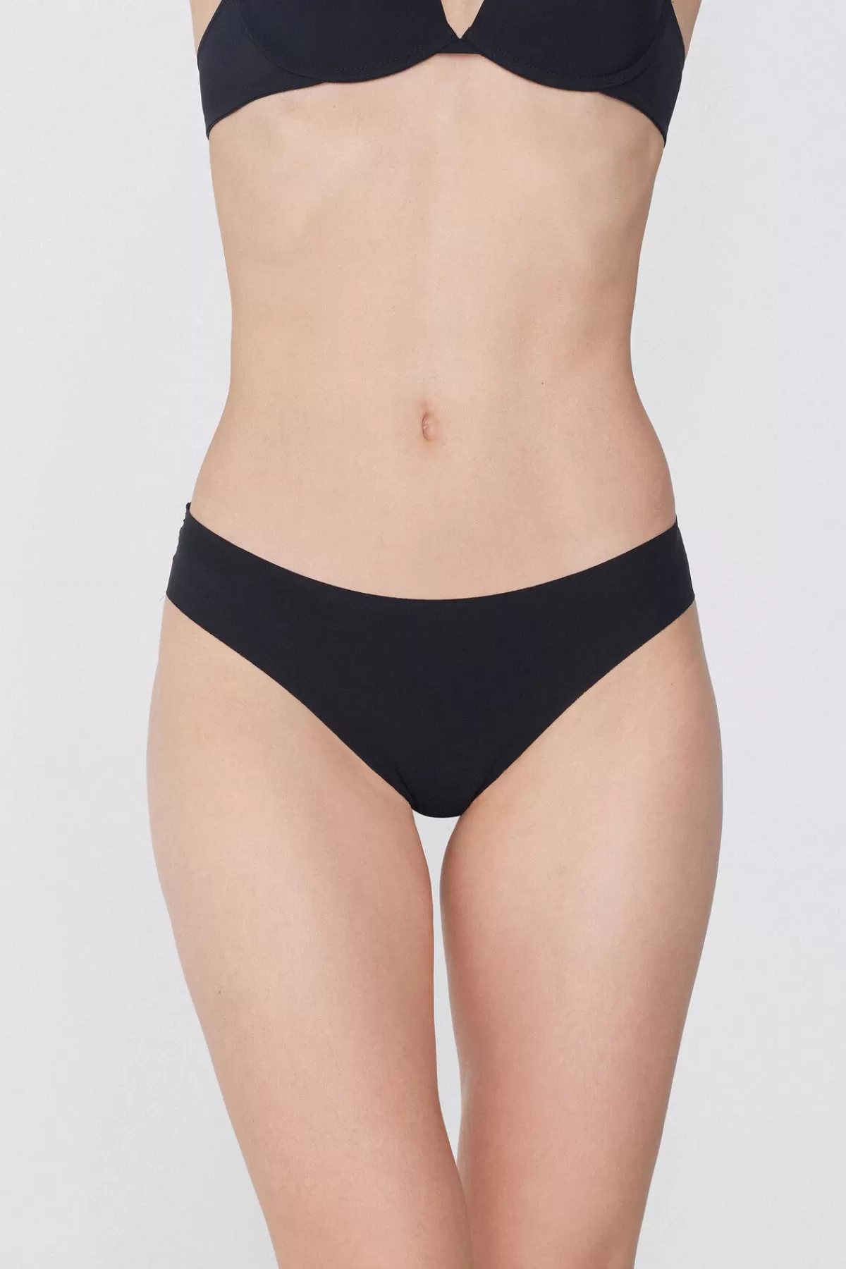 Intimo Avvolgente in Microfibra Ultraleggera - Tezenis Collection Donna  
Design anatomico con scollo arricciato, conforto senza pari  
Composizione esclusiva traspirante, perfetto per il tuo benessere quotidiano