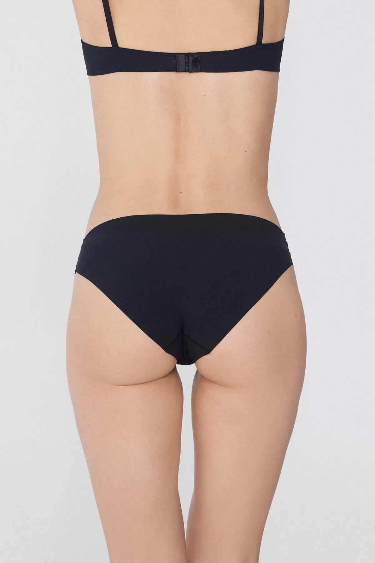 Intimo Avvolgente in Microfibra Ultraleggera - Tezenis Collection Donna  
Design anatomico con scollo arricciato, conforto senza pari  
Composizione esclusiva traspirante, perfetto per il tuo benessere quotidiano