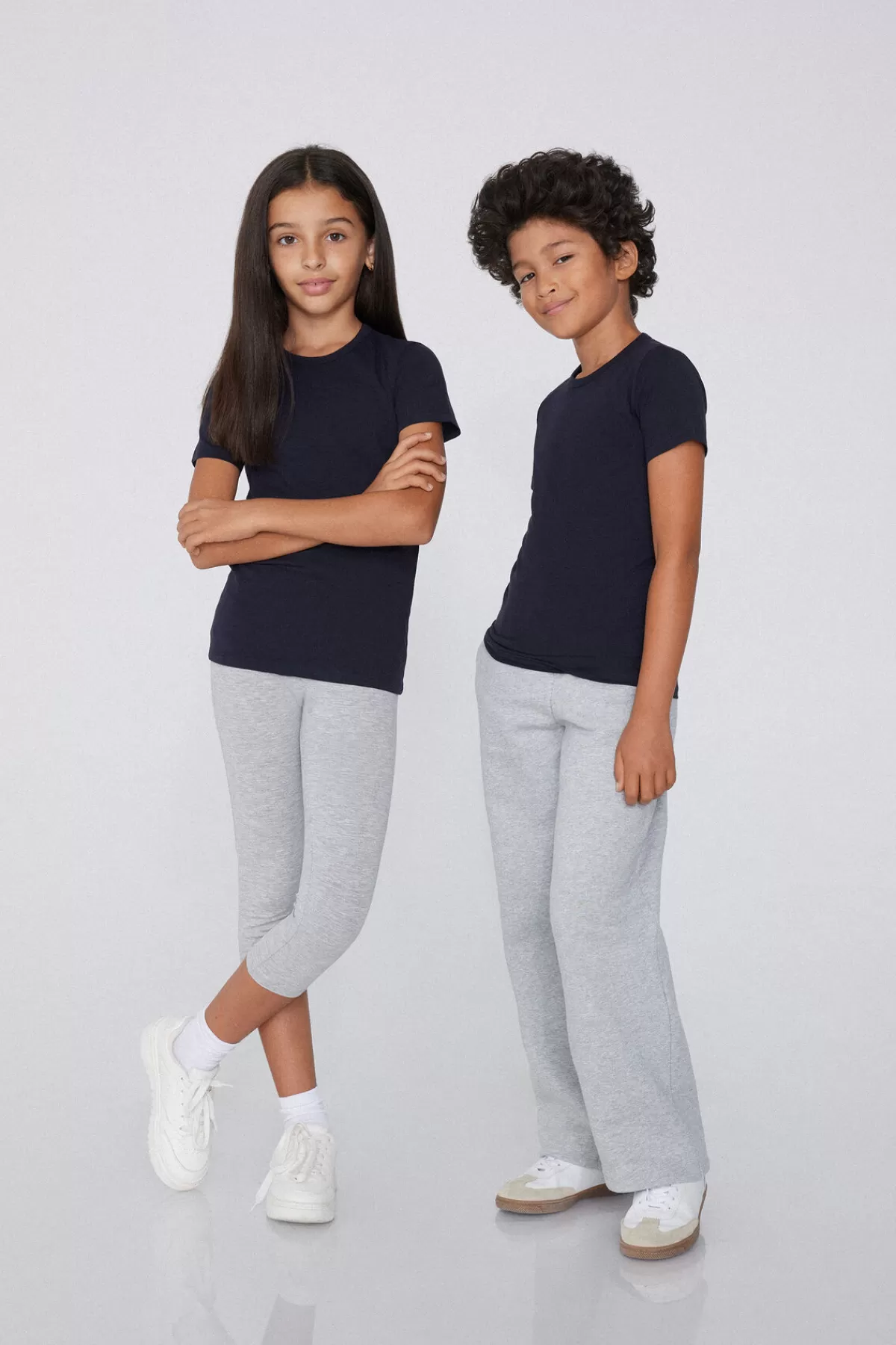 Maglietta Girocollo Classic Tezenis in Tessuto Elasticizzato - Morbida e Comoda per Bambini e Bambine, Ideale per il Gioco e le Giornate All'aria Aperta. Taglio Unisex con Maniche Corte, Disponibile in Tinte Vivaci. Per un Look Casual e Divertente Tutto il Giorno!